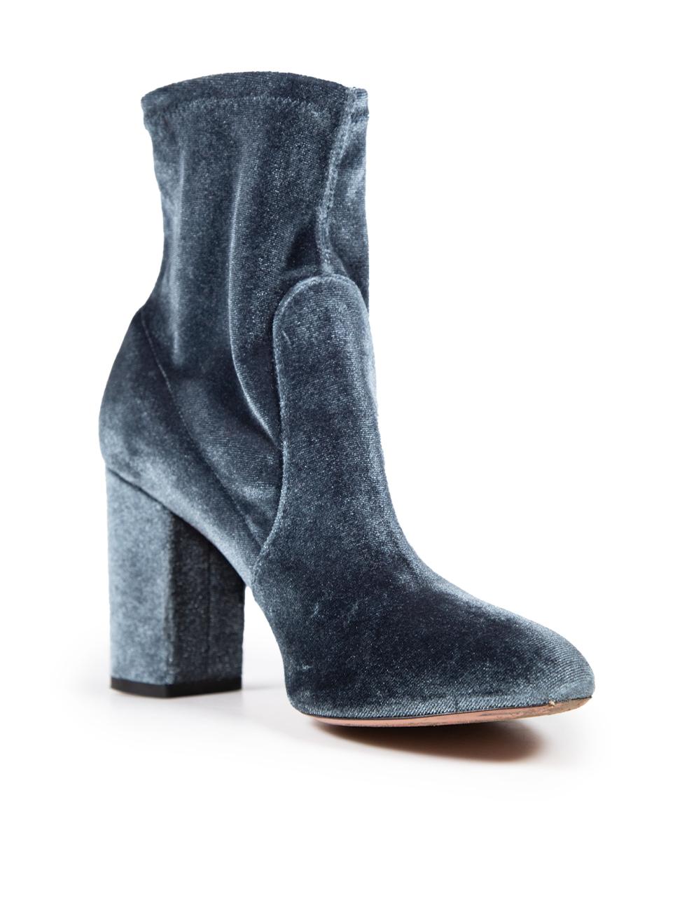 CONDITION is Very good. Minimal wear to boots is evident. Minimal wear with abrasion on the sides of the left boot and on the back of the right boot on this used Aquazzura designer resale item.



Details


Grey

Velvet

Ankle boots

High block