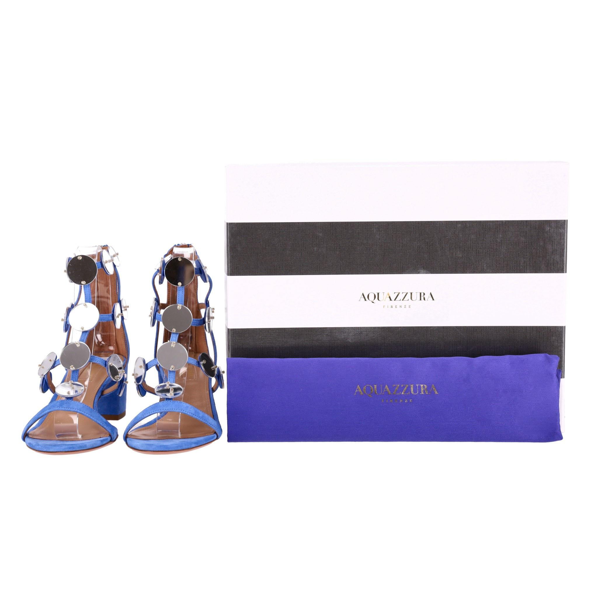 Aquazzura - Sandales en daim Indian Moon

Sandales bleu clair en daim, ornées de fines brides et de perles décoratives rondes à effet miroir.

Il est doté d'un bout ouvert, d'une fermeture éclair au talon et d'un talon bloc superposé.

Rrp Approx.