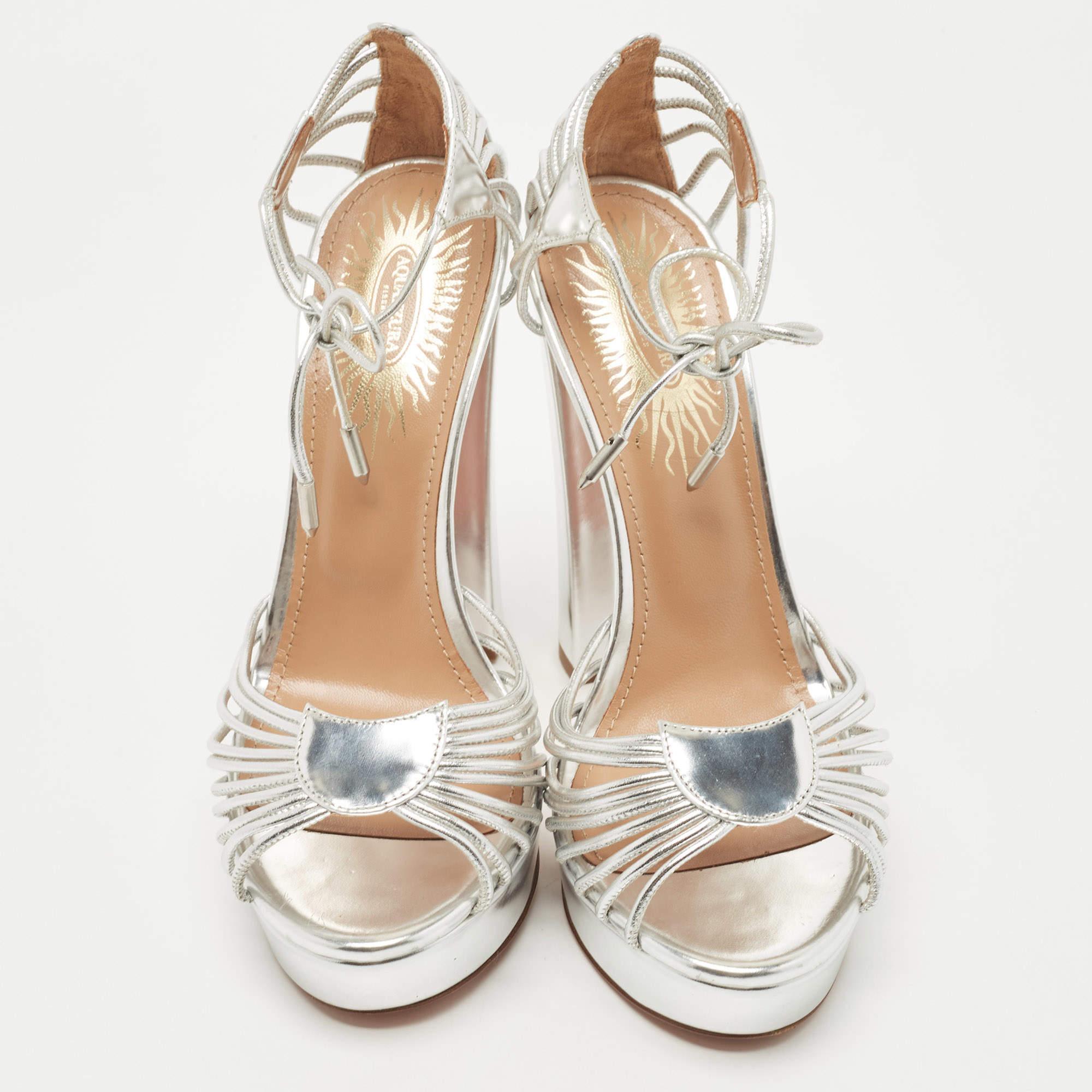 These heeled sandals are the perfect combination of style and comfort, with a sleek design that adds a touch of elegance to any outfit. The sturdy heel offers stability, while the soft straps ensure a comfortable fit. Ideal for many occasions, these