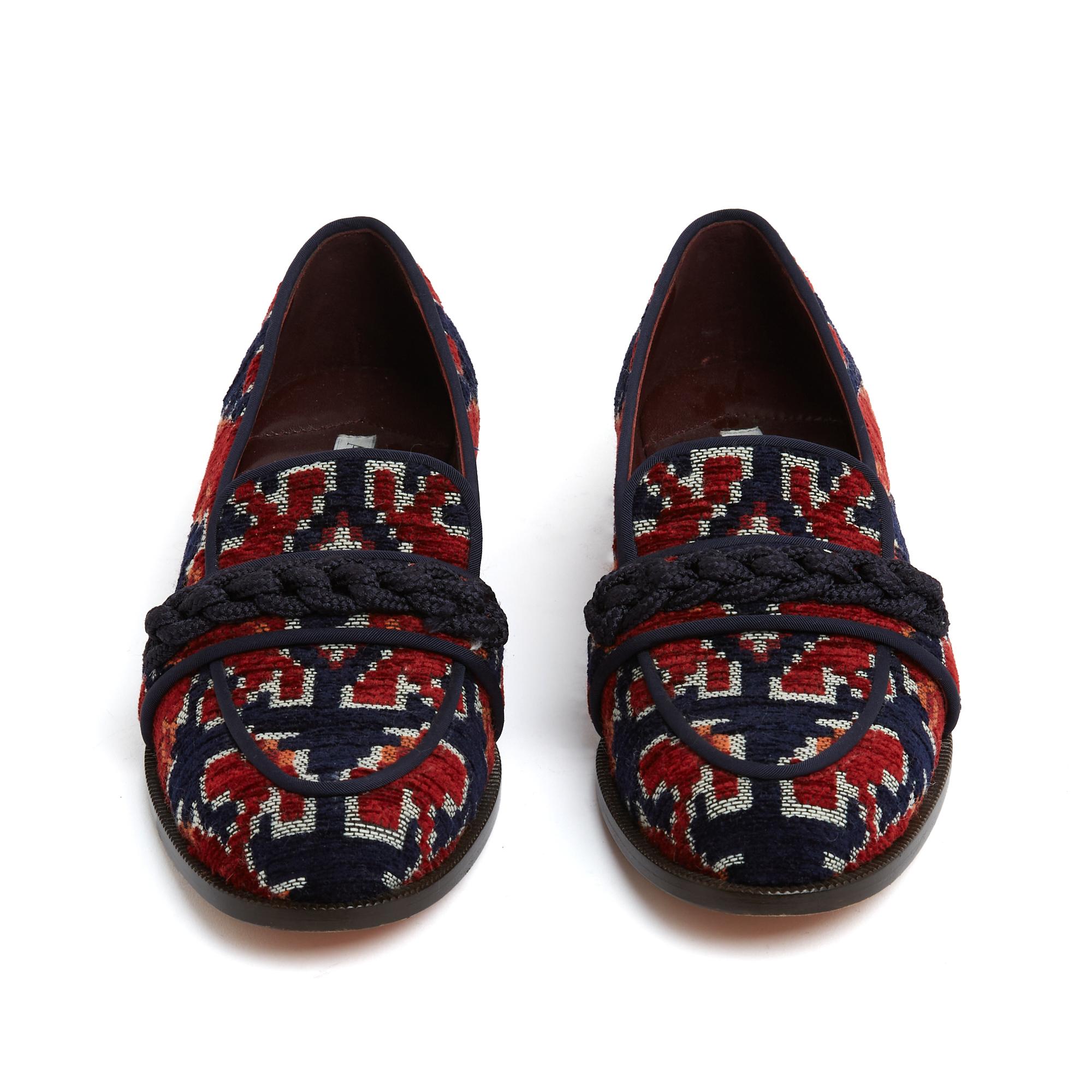 Mocassins modèle Martin d'Aquazzura en toile de brocart de velours rouge foncé et bleu marine et garnitures bleues, doublure, semelles intérieure et extérieure en cuir. Taille EU38 sot UK5 et US7.5 : talon de 2 cm, semelle intérieure de 24,4 cm. Les