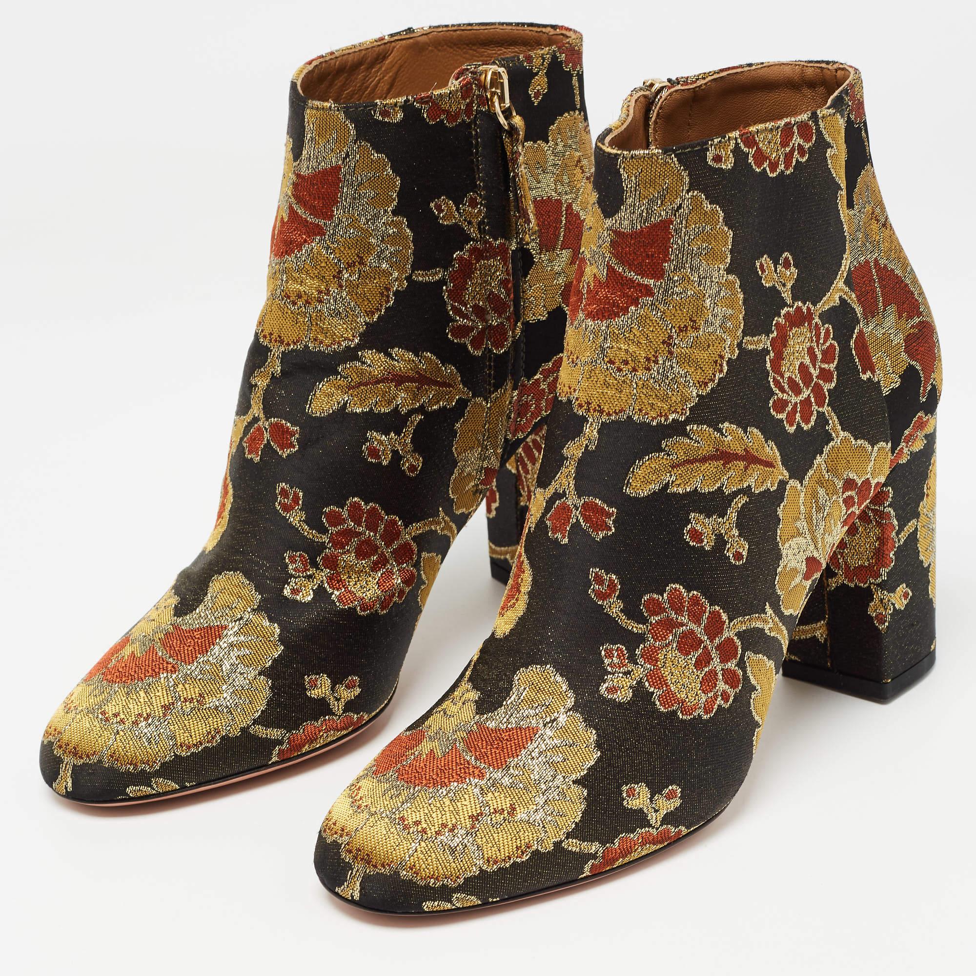 Méticuleusement conçues dans une silhouette élégante, ces bottes sont d'un grand style. Elles sont dotées de semelles intérieures confortables et de semelles extérieures durables pour vous durer toute la vie. Ces bottes sont tout simplement