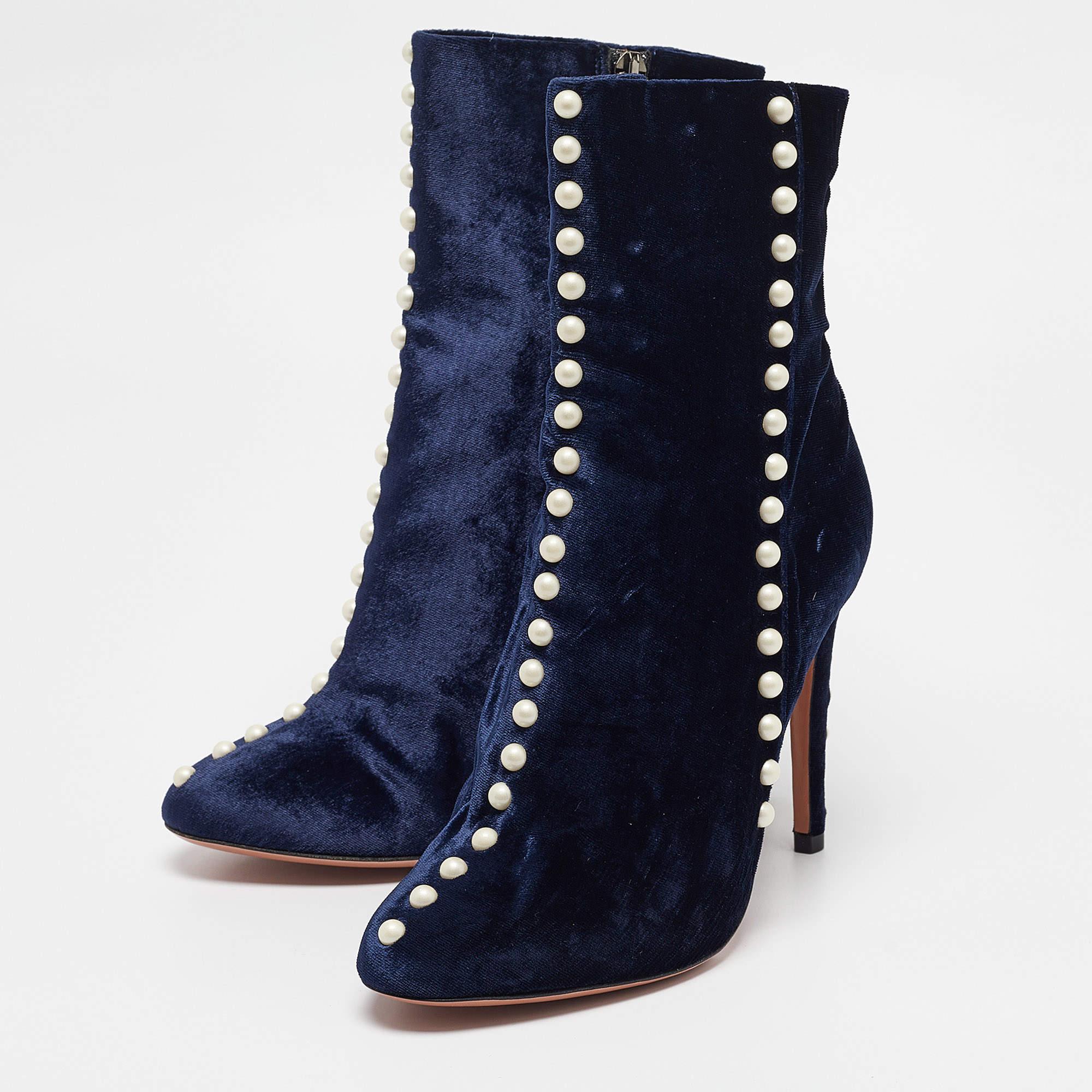 Fashioned by Aquazzura these ankle boots are for fashionable souls like you. Constructed using navy blue velvet they feature side zippers faux pearls and 10 cm heels. The sleek shape gives them the extra touch of style.
