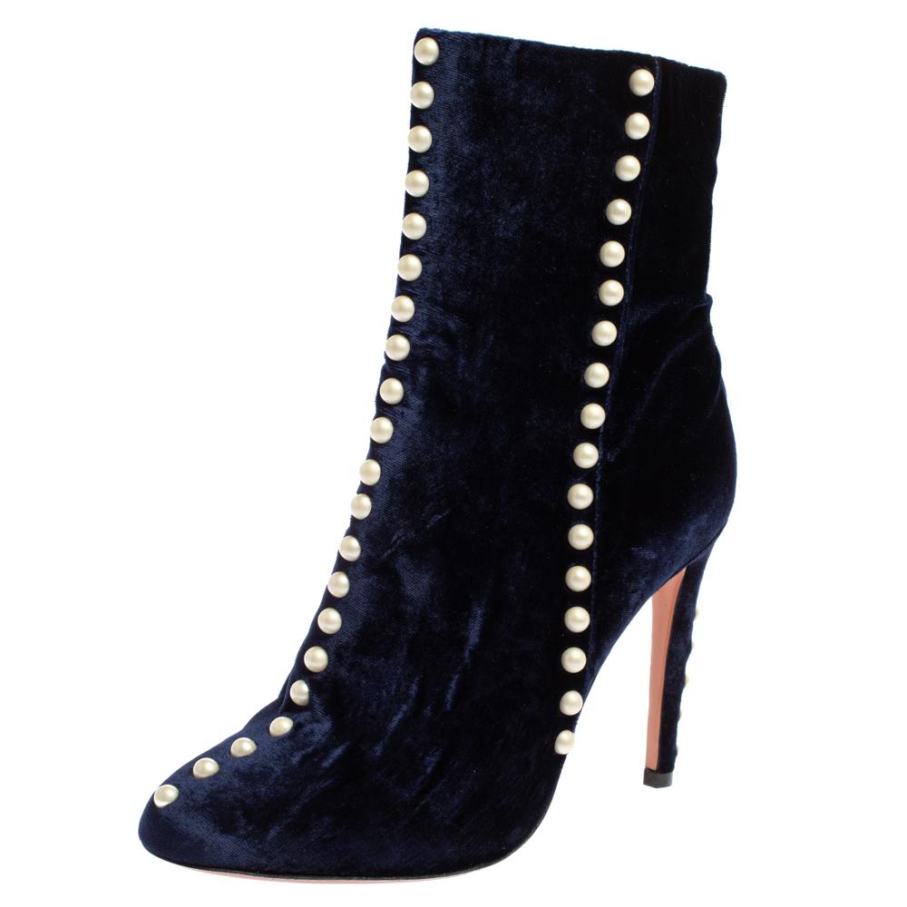 Fashioned by the house of Aquazzura, these stunning Follie ankle boots are for fashionable souls like you. Constructed using navy blue velvet, they feature side zippers, faux pearls, and 10 cm heels. The sleek shape gives them the extra touch of