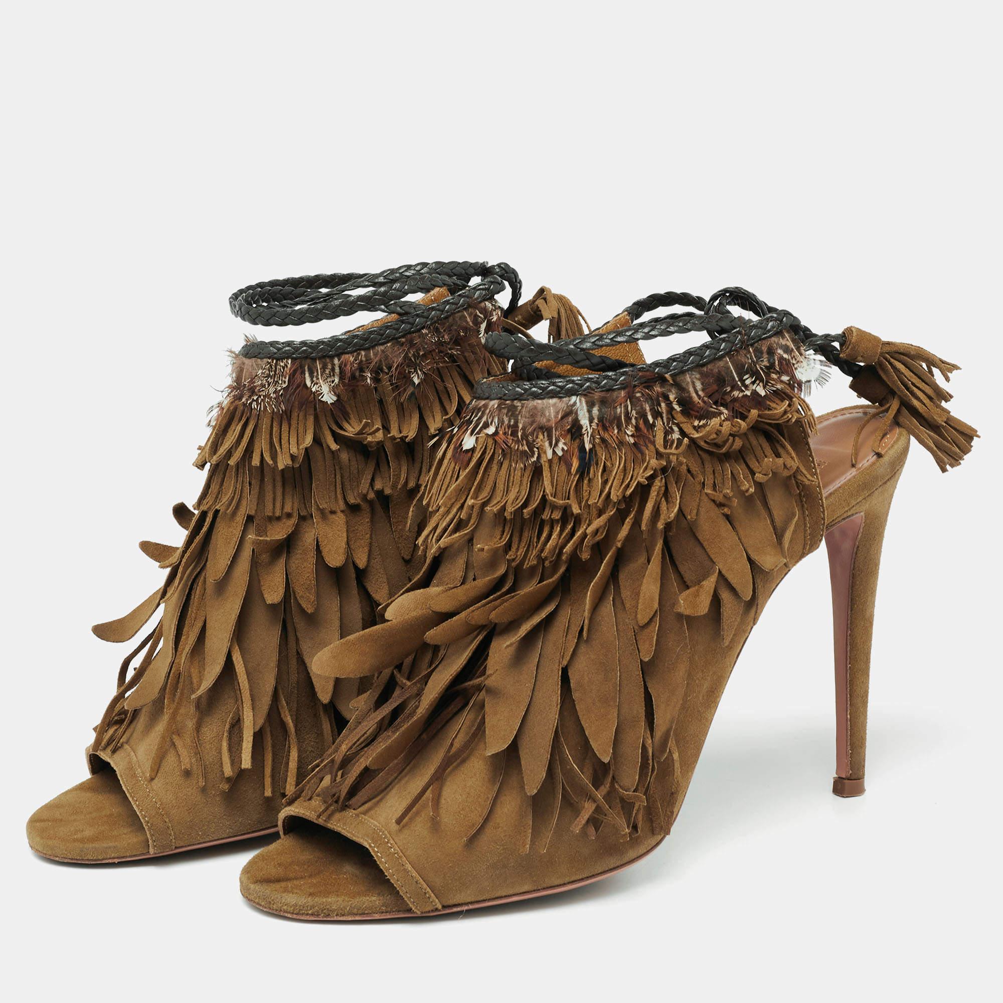 Feel your fashionable best by donning these lovely olive green sandals from Aquazzura. They are crafted meticulously from suede and are decked with chic tassel accents. Slender 11 cm heels and sturdy soles complete this pair that will look gorgeous