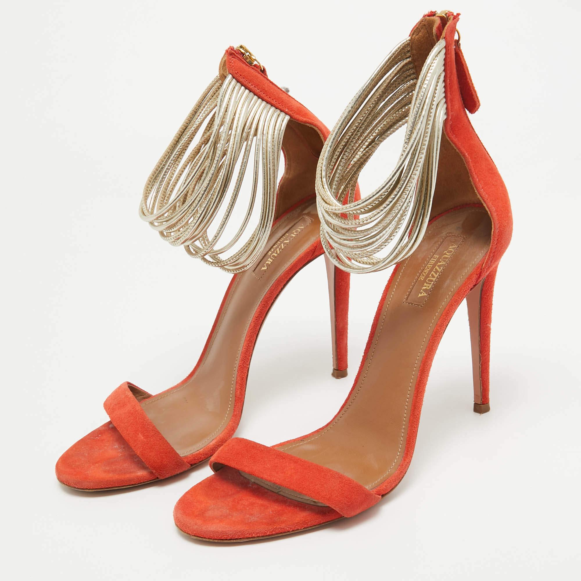 Questi sandali incorniceranno i tuoi piedi in modo elegante. Realizzate con materiali di qualità, presentano un design di classe e solette confortevoli.
