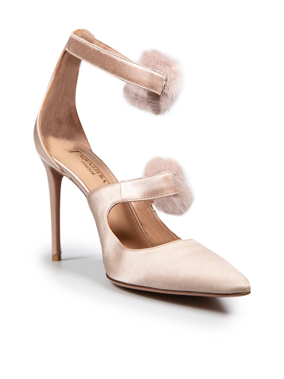 L'ÉTAT est très bon. L'usure des chaussures est minime. Décoloration de la chaussure gauche sur la ligne supérieure, le côté gauche et le contrefort. La chaussure droite présente une décoloration au niveau du talon. Plucks au tissu sur les deux