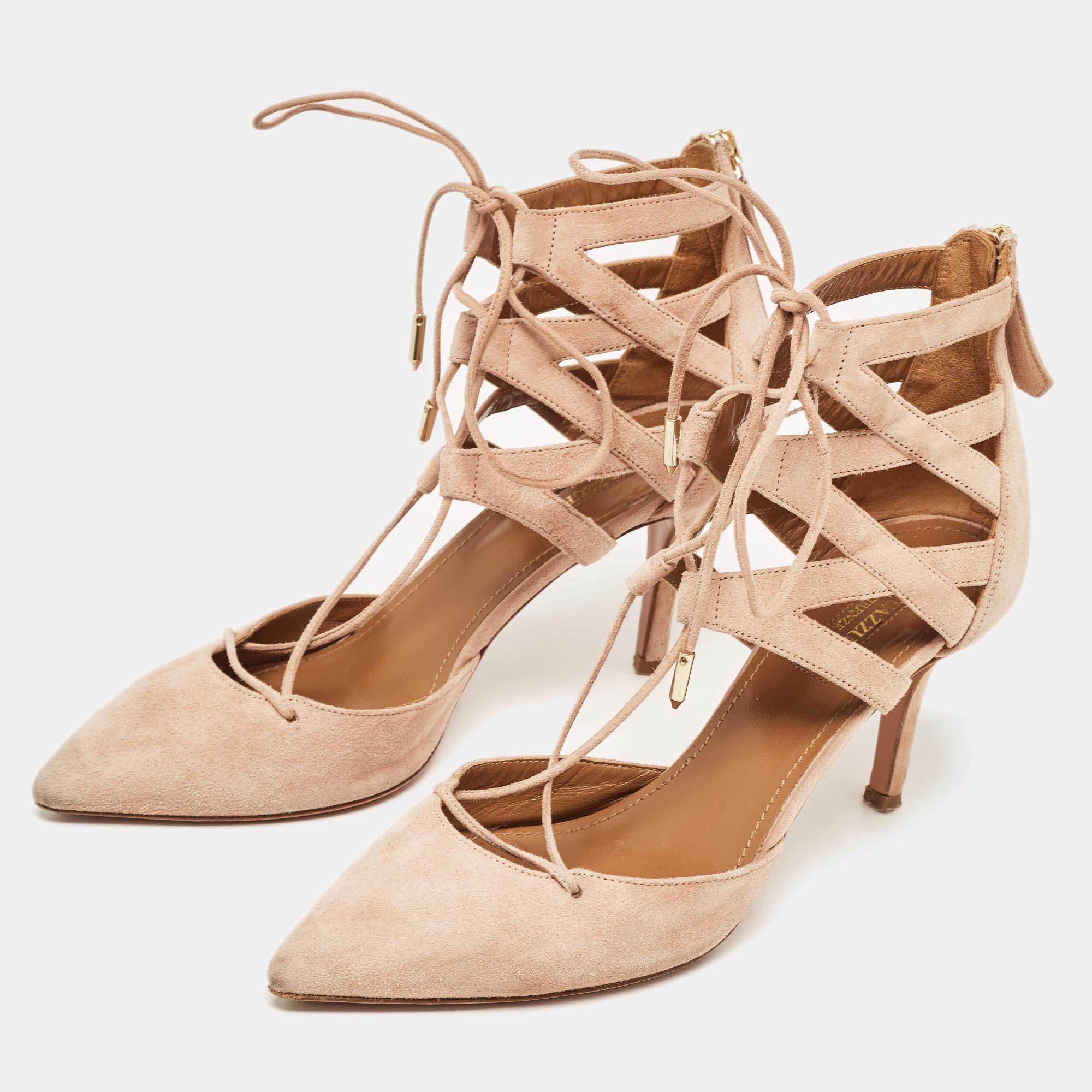 Fate una dichiarazione di stile chic con queste décolleté di design. Presentano tacchi robusti e suole resistenti, perfetti per le tue uscite alla moda.