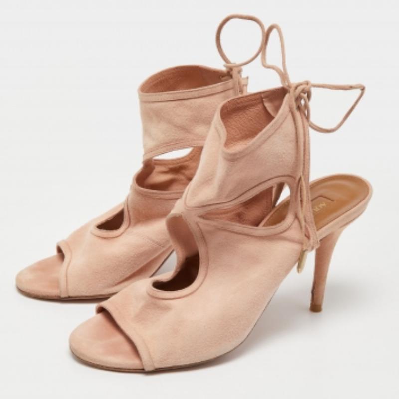 Avec ces sandales Aquazzura, le confort et le style sont garantis. Confectionnées en daim, elles arborent une teinte rose et reposent sur des semelles résistantes.