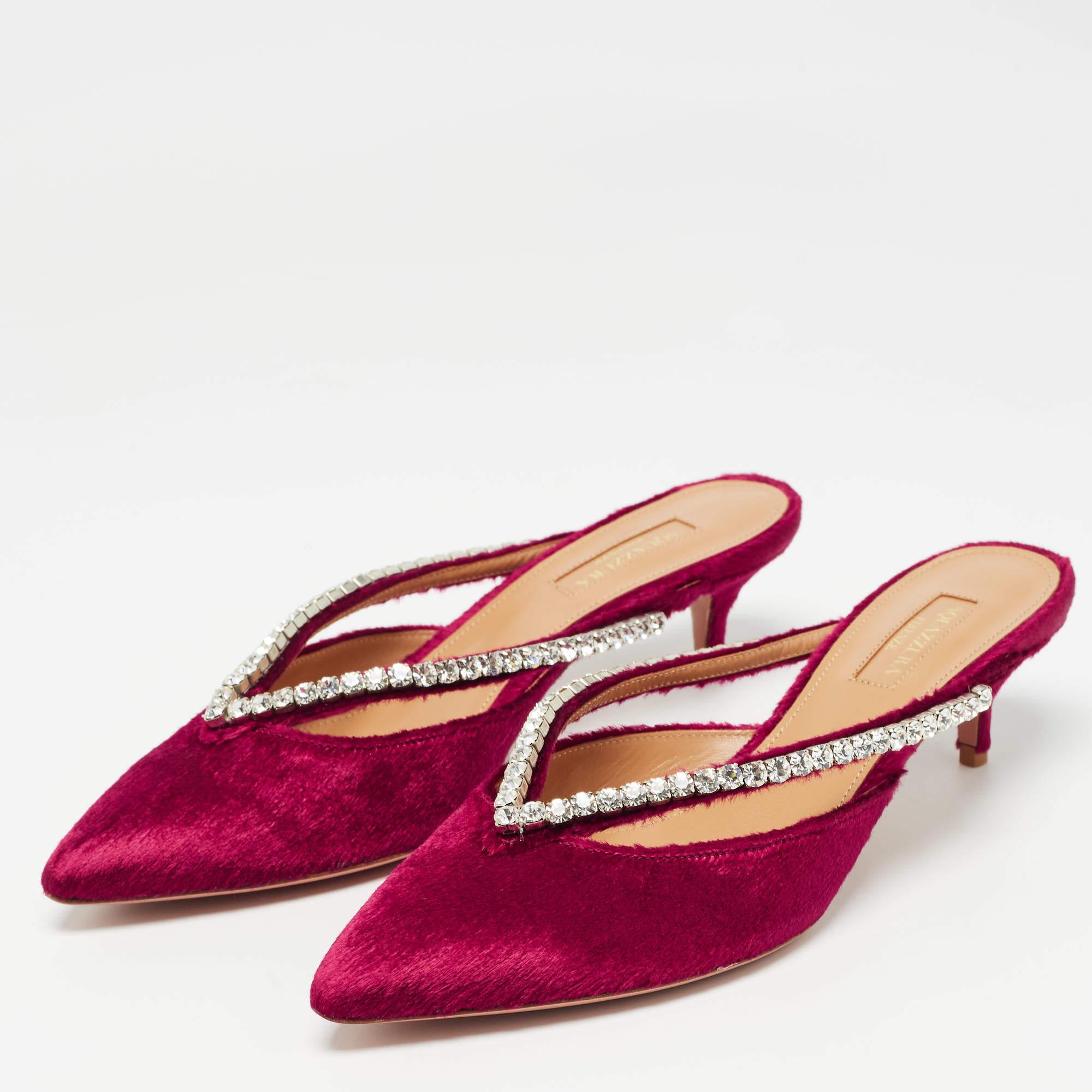 Progettata per conferire un fascino decisamente femminile, la scarpa di Aquazzura è destinata alle spedizioni alla moda. Il mulo è caratterizzato da una punta a punta in velluto e da sottili cinturini ornati di cristalli. La scarpa delicata è