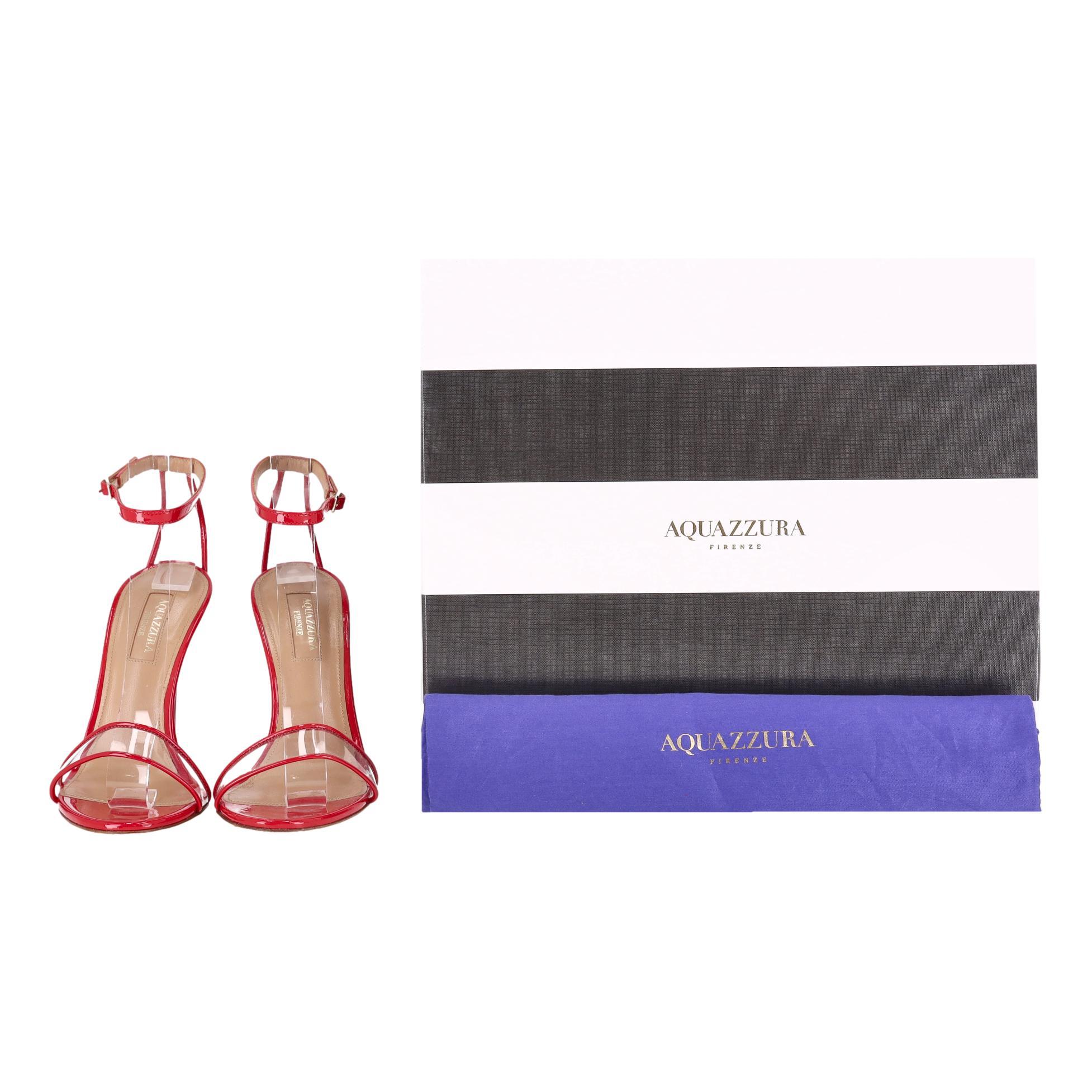 Sandali in pelle verniciata con cinturino in PVC Aquazzura

Tacchi rossi realizzati in vernice lucida con un unico cinturino in PVC.

Caratterizzate da un tacco a spillo alto e da una chiusura regolabile con cinturino alla caviglia.

Prezzo di