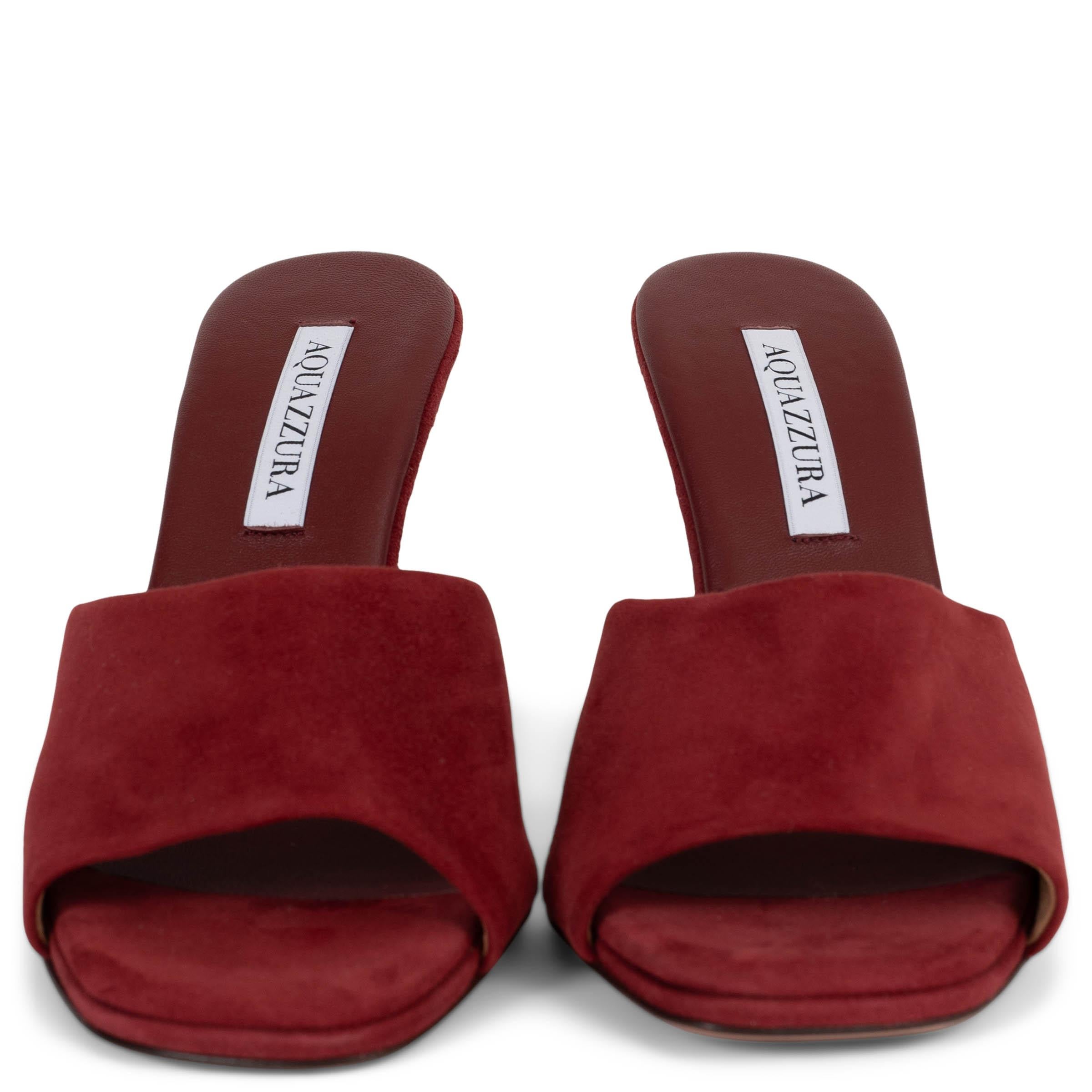 Ces mules Violette 100% authentiques d'Aquazzura sont un choix intemporel et élégant que vous retrouverez saison après saison. Confectionnés par des artisans en Italie dans un luxueux daim bordeaux clair, ils présentent des orteils arrondis raffinés