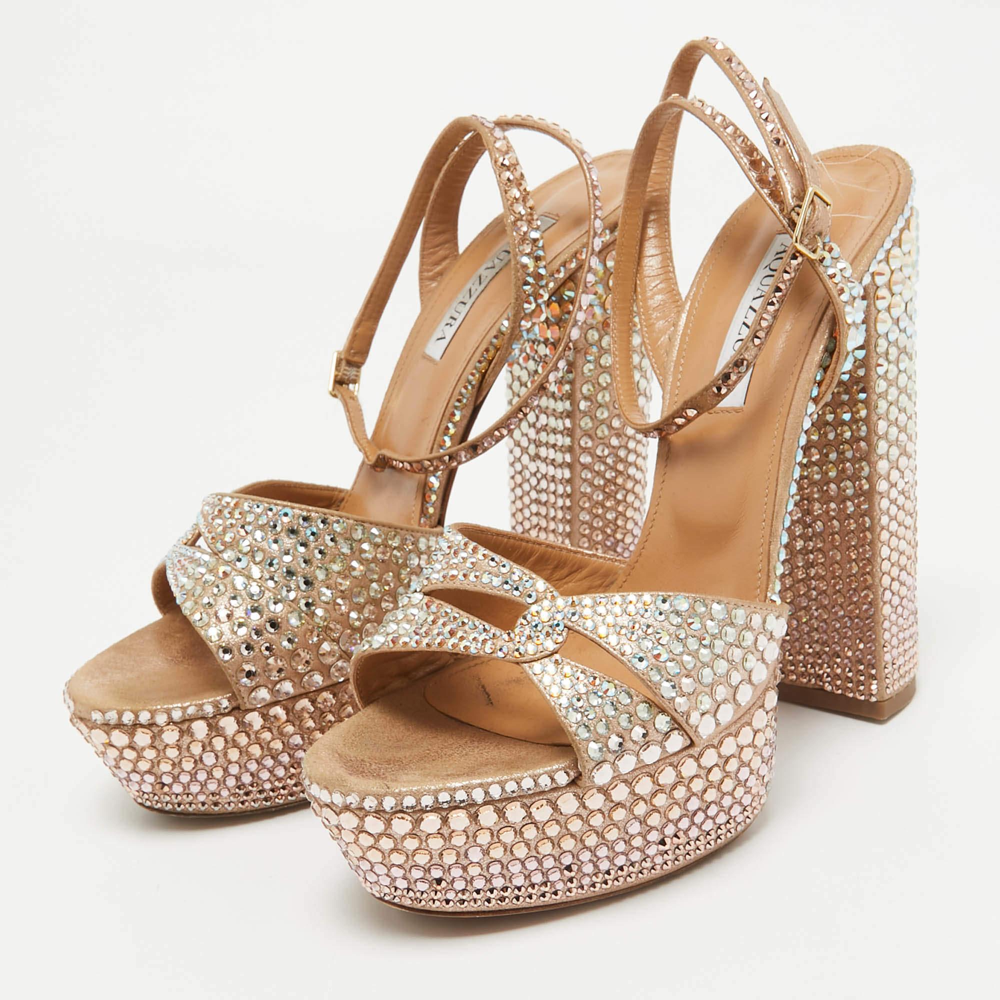 Aquazzuras stilvolle Auffassung von Schuhen ist in diesem Design eingefangen. Die Sandalen sind wunderschön aus Leder gefertigt und mit Kristallen verziert. Tragen Sie dazu einen kurzen Saum, um die moderne Konstruktion zu betonen.