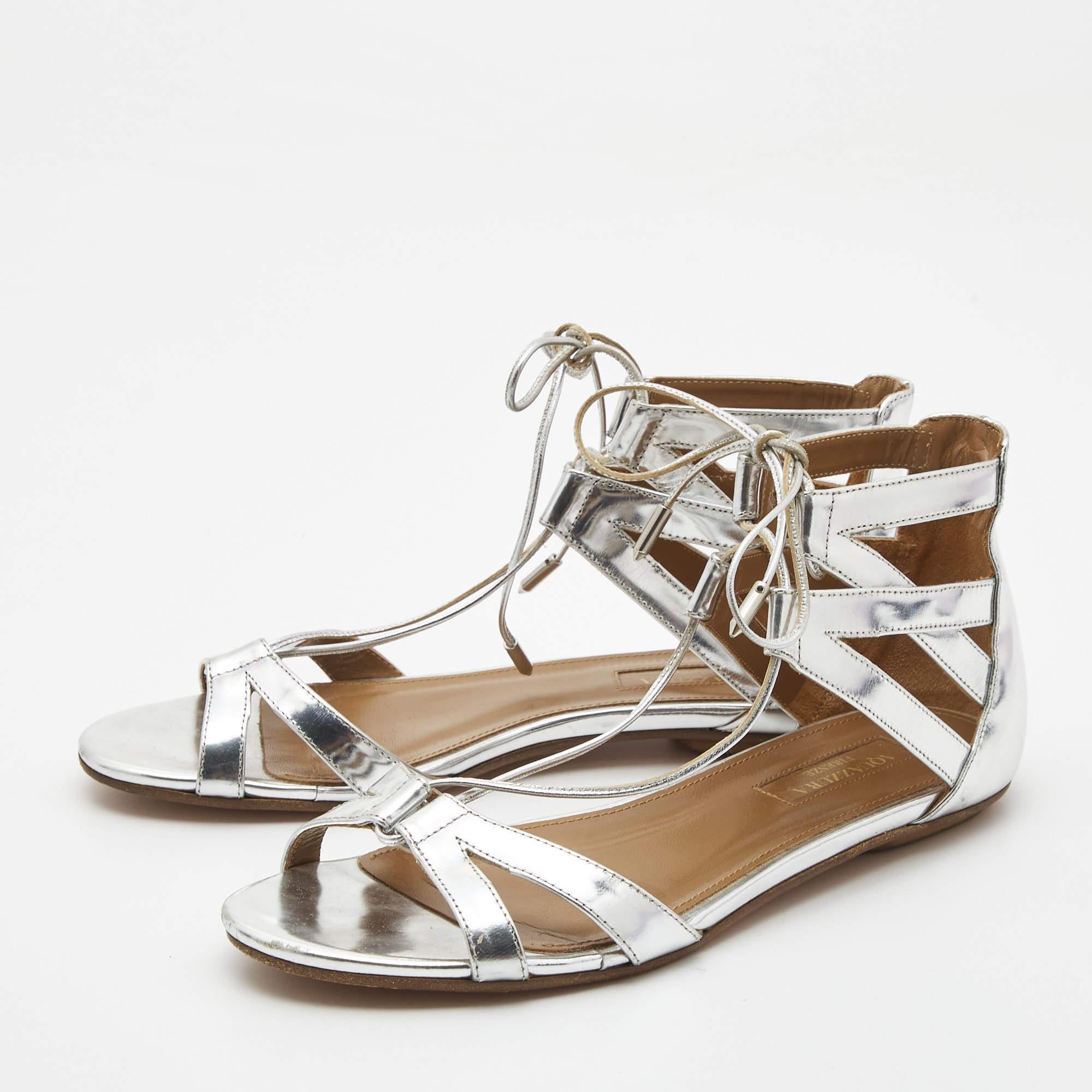 Un mix perfetto di stile e comfort di lusso. Queste ballerine di design sono realizzate con materiali di prima qualità e incorniciano i tuoi piedi nel modo più elegante. Possono essere abbinati a una miriade di abiti del vostro guardaroba.
