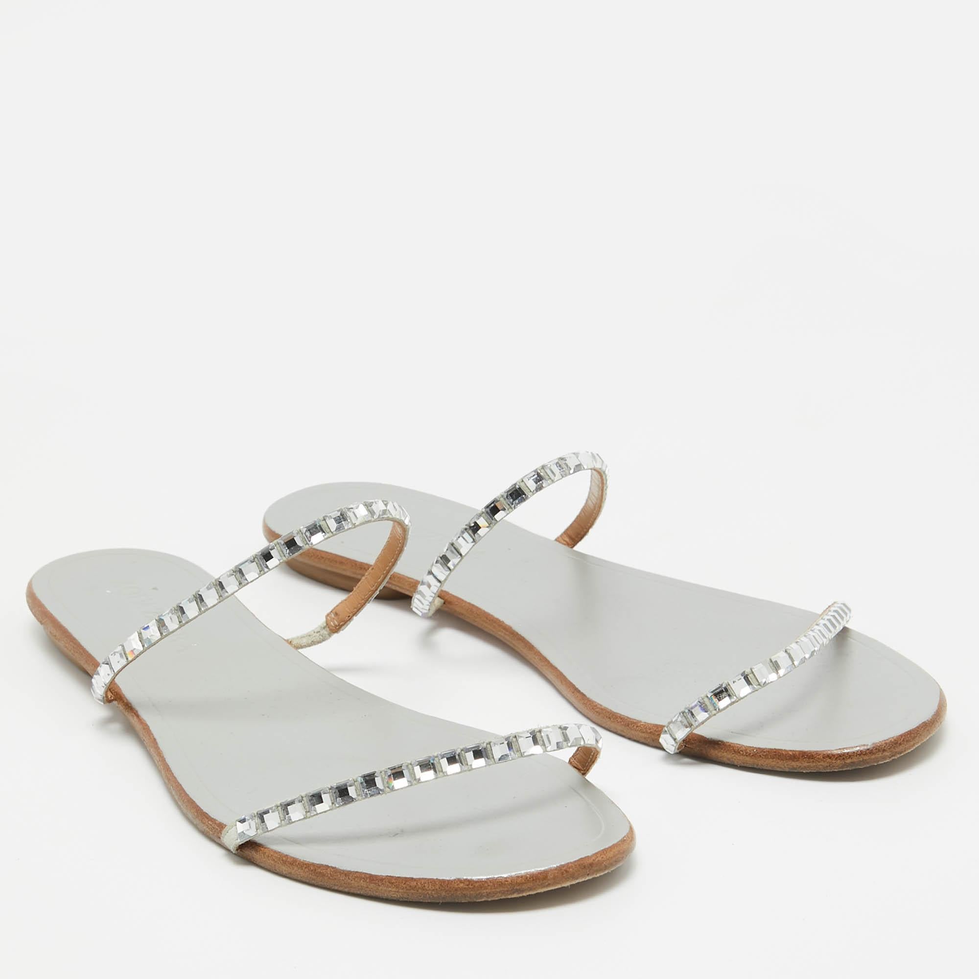 Bailarinas de tiras de cuero con adornos de cristal plateado Aquazzura Talla 41 en Bueno estado para la venta en Dubai, Al Qouz 2