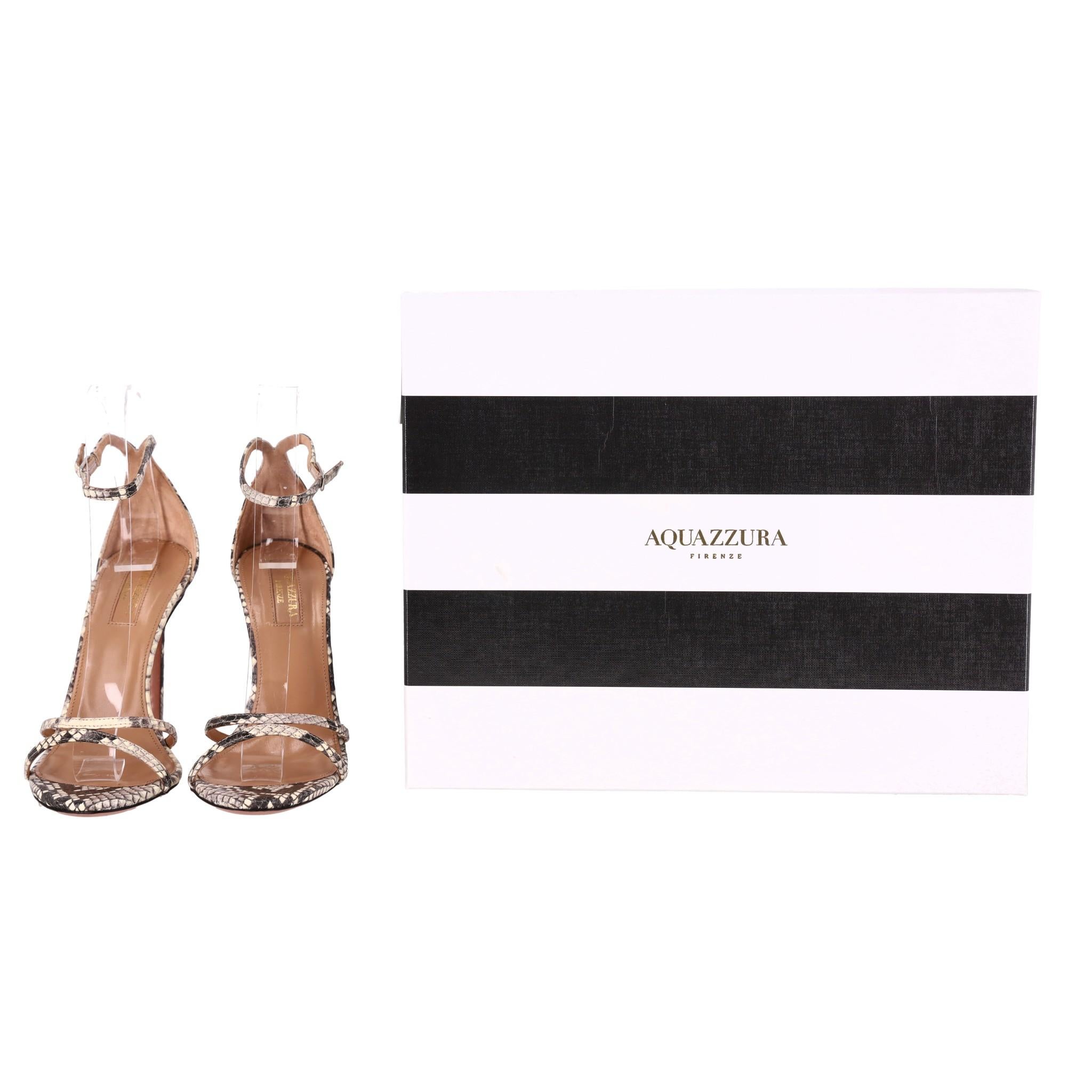 Aquazzura Sandali Purist in pelle goffrata con pelle di serpente

Sandali con tacco realizzati in pelle di serpente in rilievo nei toni neutri del bianco e del grigio.

Caratterizzata da cinturino incrociato sul davanti e cinturino con fibbia alla