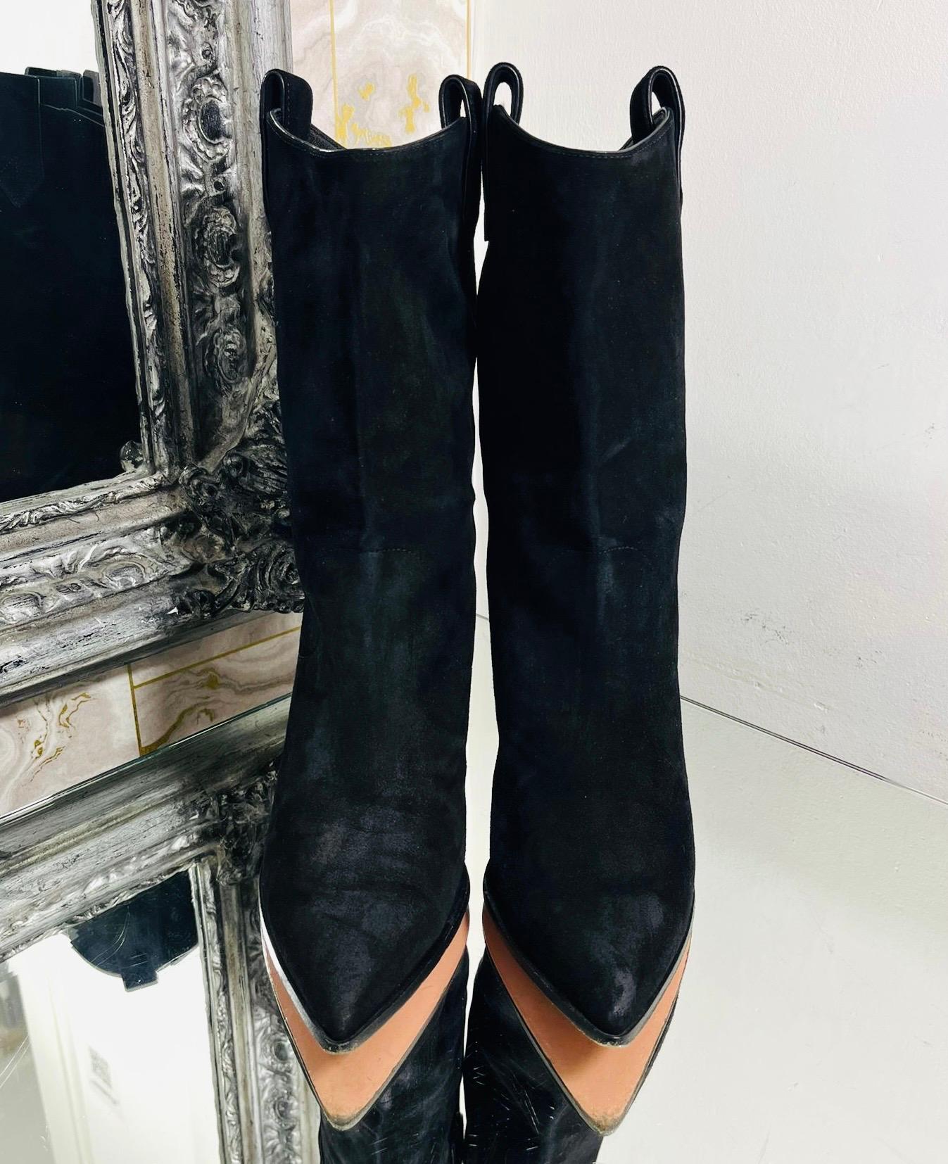 Current Season - Aquazzura Suede Boogie Cowboy Boots

Black Western-inspired boots crafted from velvety suede.

Detailed with pointed toe, mid heel and sleep-on design with leather lining, soles and insoles. Rrp £855

Size – 38

Condition – Good