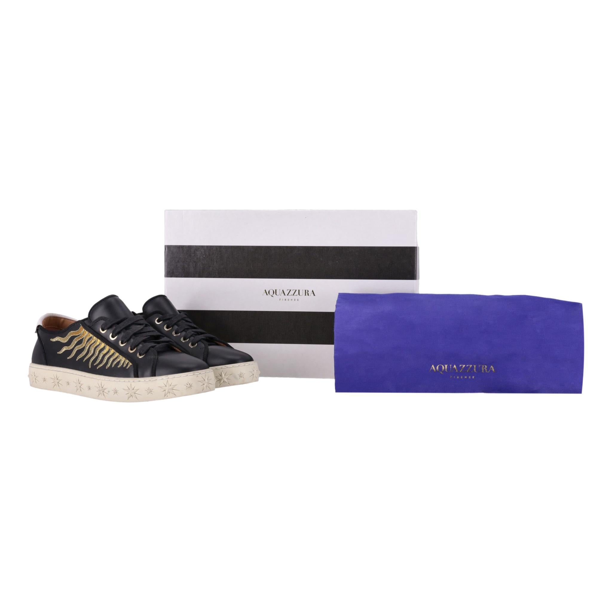 Baskets Aquazzura Sunray

Baskets basses en cuir noir agrémentées de détails Sunray dorés sur le côté.

Elles sont dotées d'une plateforme gaufrée d'étoiles, d'un logo doré sur le talon, d'une doublure en cuir et d'une semelle en caoutchouc.

Rrp