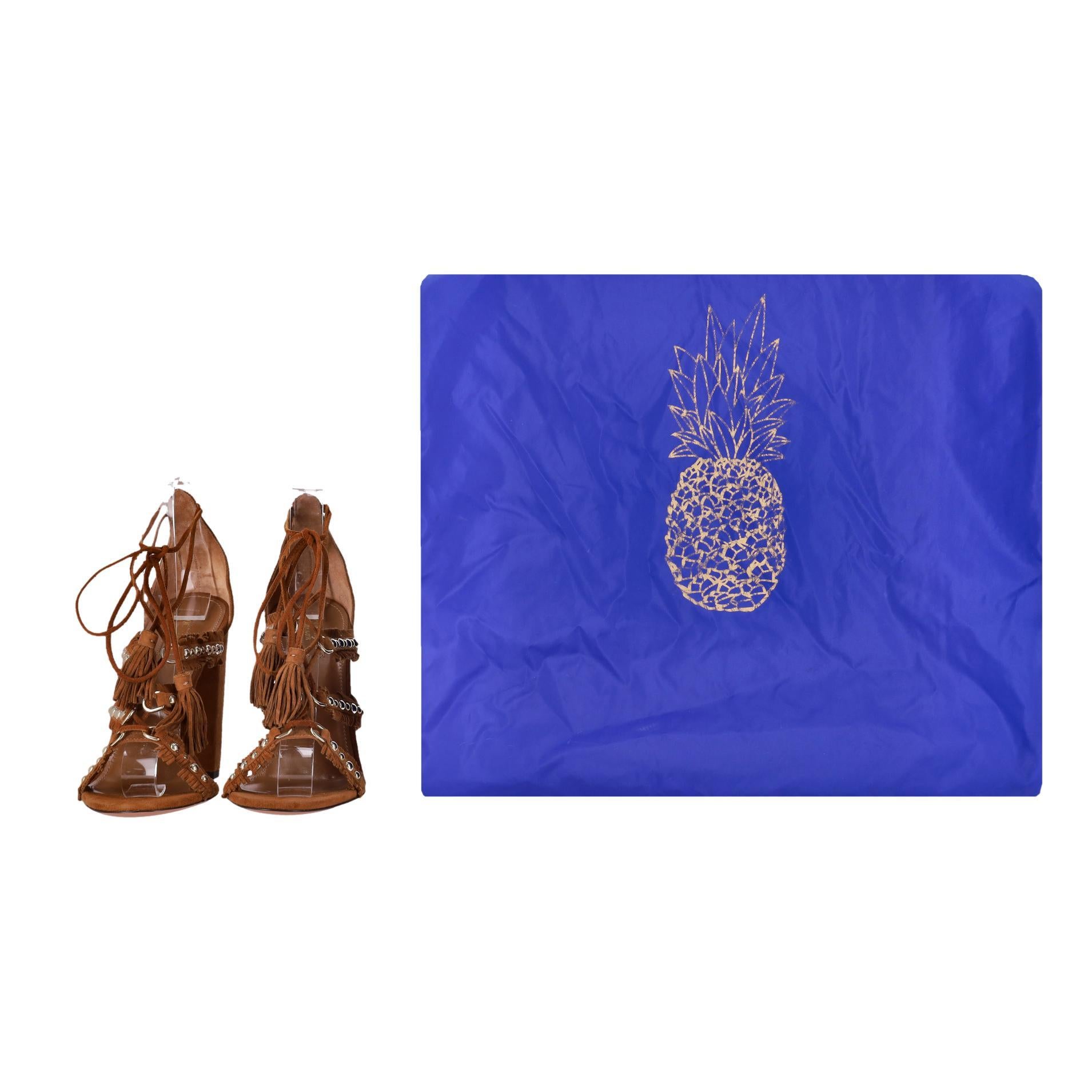 Sandalias de ante con flecos 'Tulum' de Aquazzura

Sandalias de ante marrón coñac confeccionadas en Italia con tiras de flecos adornadas con tachuelas doradas.

Con cierre de cordones con borlas y tacón grueso en bloque.

Precio aprox. 900

Talla -