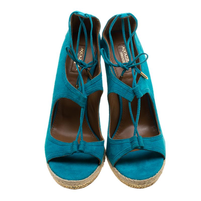 To perfectly complement your summer looks come these beautifully designed Aquazurra Christie sandals. They are crafted in turquoise blue coloured suede featuring a cutout topline detailed with slender laces. The pair is set on a wooden wedge heel