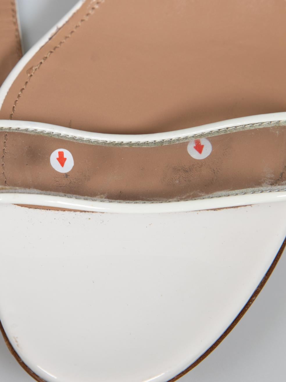 Aquazzura Weiße Sandalen aus Lackleder mit offener Zehe Größe IT 37 im Angebot 2