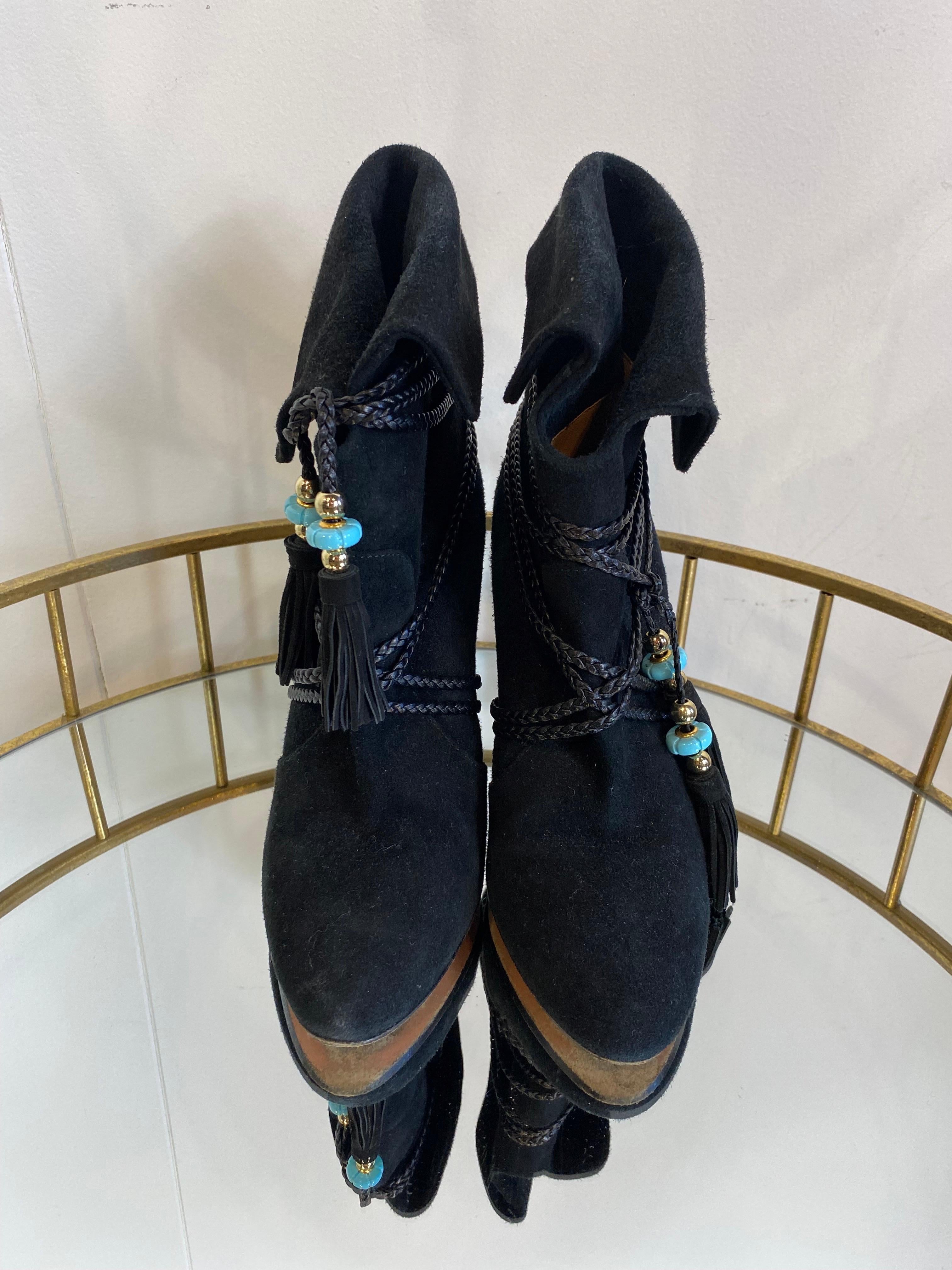 Bottines en daim noir Aquazzurra Firenze.

En parfait état.

N 38,5
Talon 11 cm
