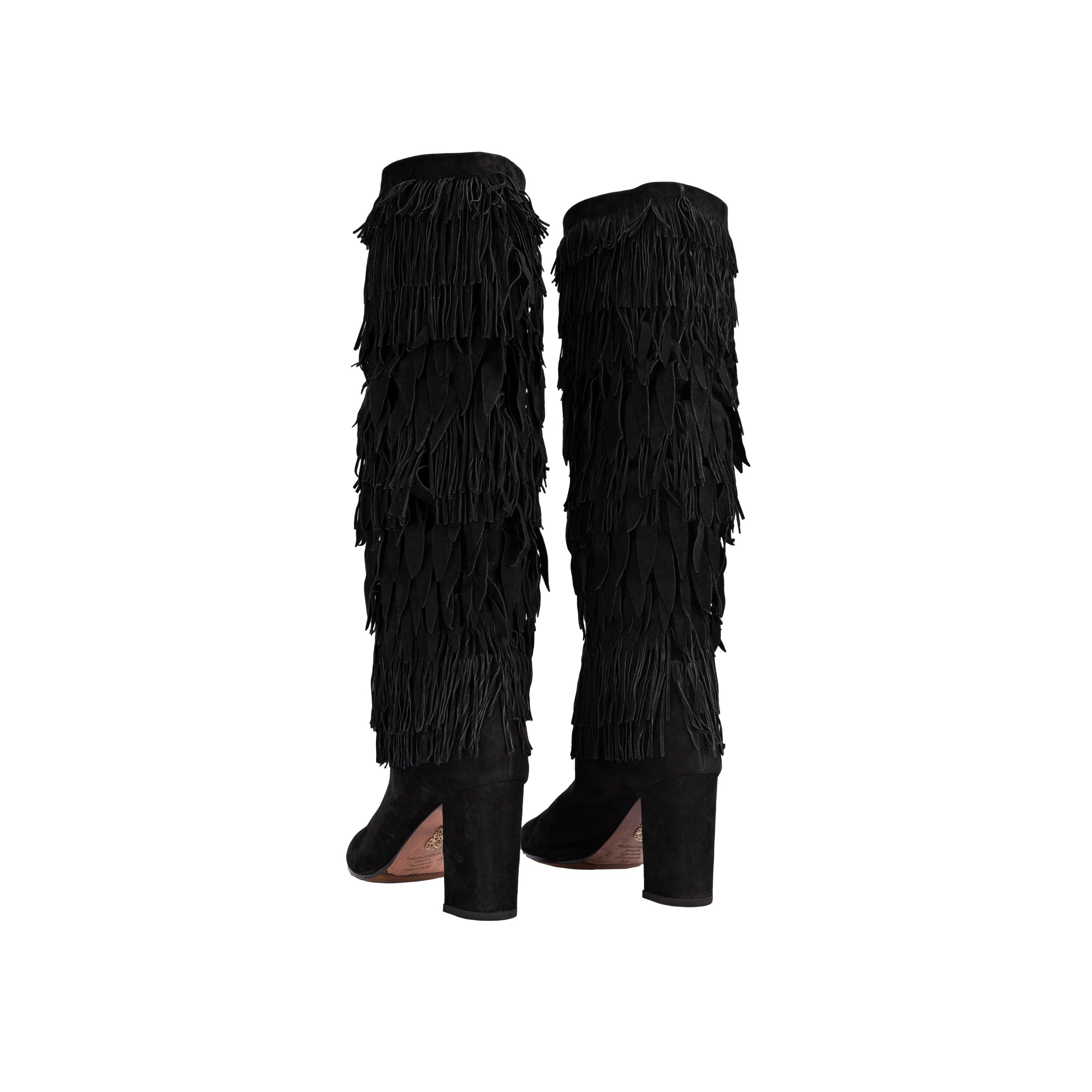 Las botas Aquazzurra con flecos, elaboradas con ante negro de primera calidad, son imprescindibles para cualquier persona a la moda. Con sus llamativos detalles de flecos, estas botas son sofisticadas y caprichosas a la vez. 
 Este producto ha sido