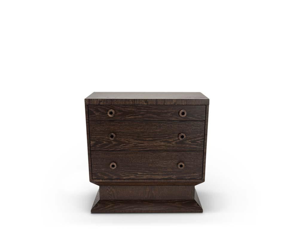 Il comodino Aquidneck fa parte della collezione realizzata in collaborazione con il designer d'interni Brian Paquette e presenta quattro cassetti con pomelli in legno massiccio. Questo pezzo è disponibile nelle esclusive finiture BP for LF e nelle