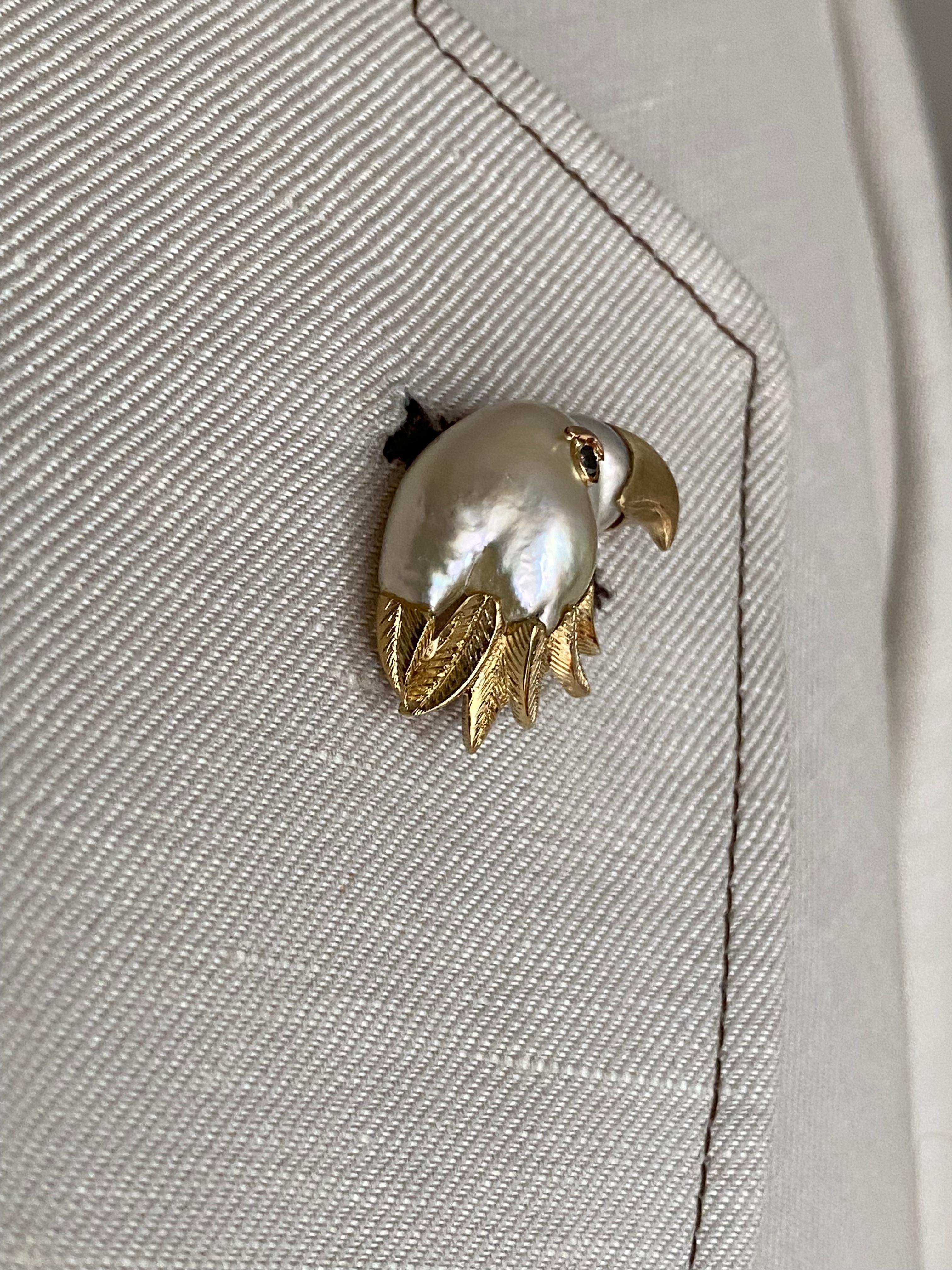 18Kt diamond and pearl keshi gold eagle jacket brooch For Sale 4
