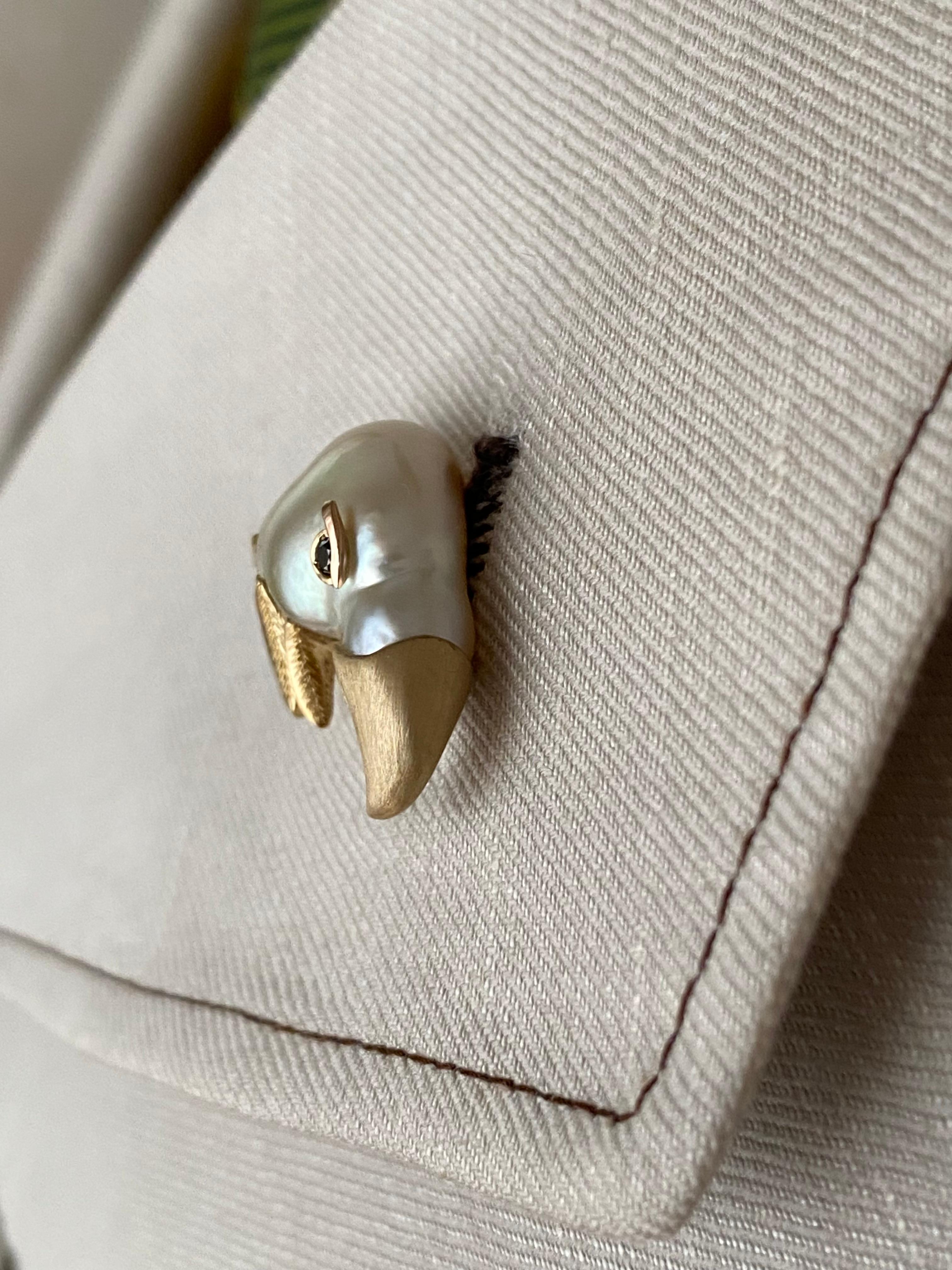 18Kt diamond and pearl keshi gold eagle jacket brooch For Sale 5
