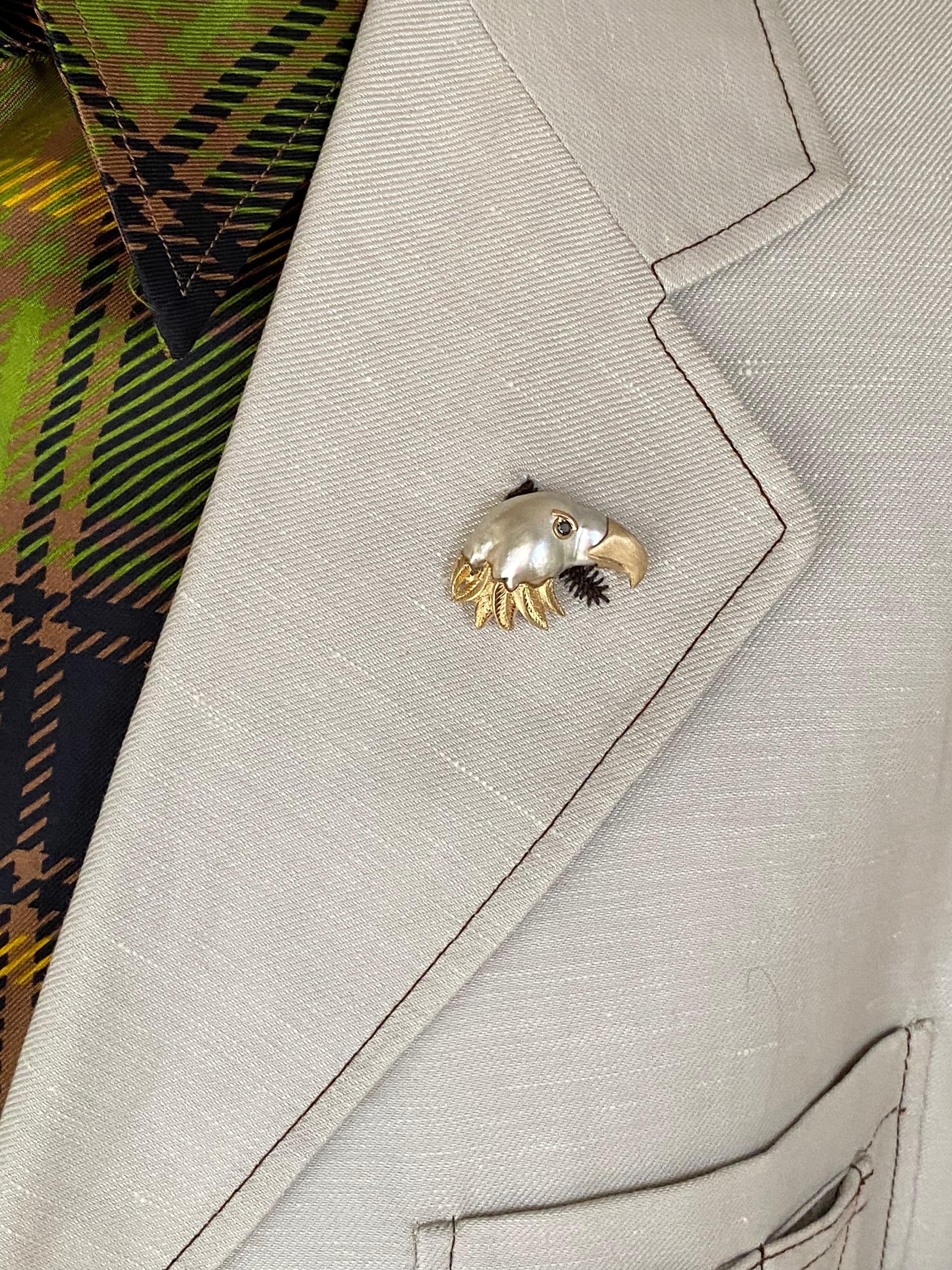18Kt diamond and pearl keshi gold eagle jacket brooch For Sale 7