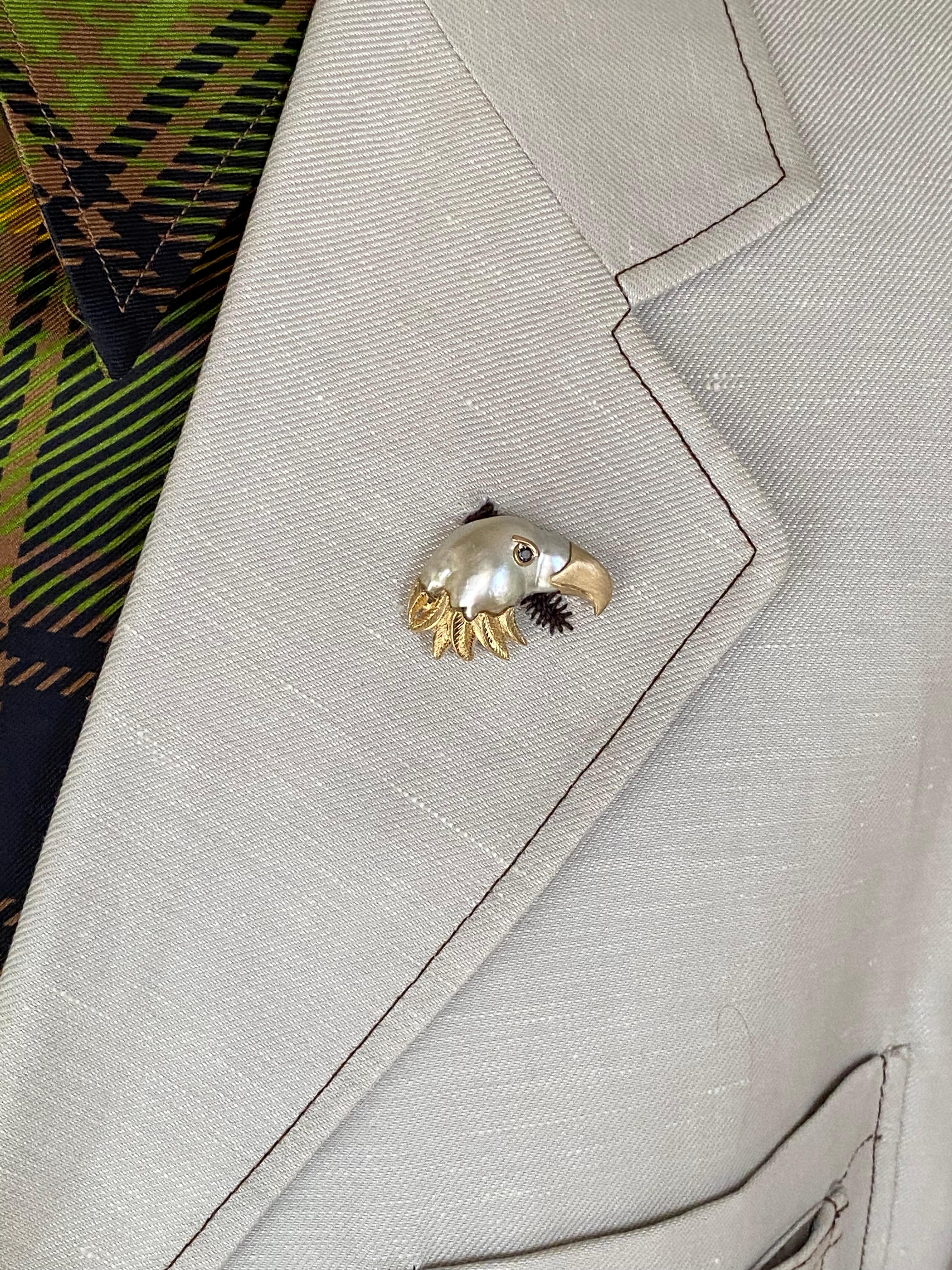 18Kt diamond and pearl keshi gold eagle jacket brooch For Sale 9