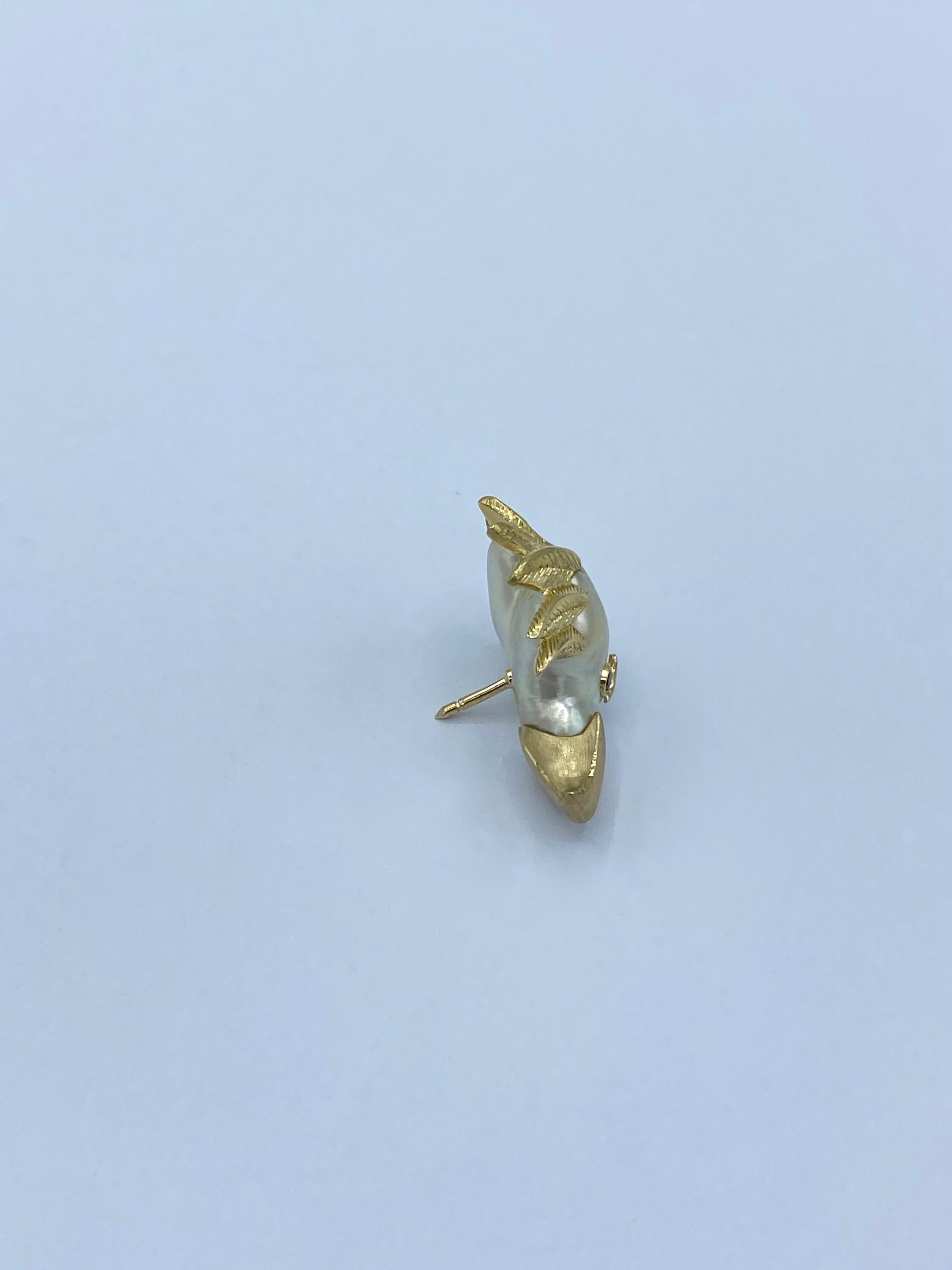 Round Cut 18Kt diamond and pearl keshi gold eagle jacket brooch For Sale