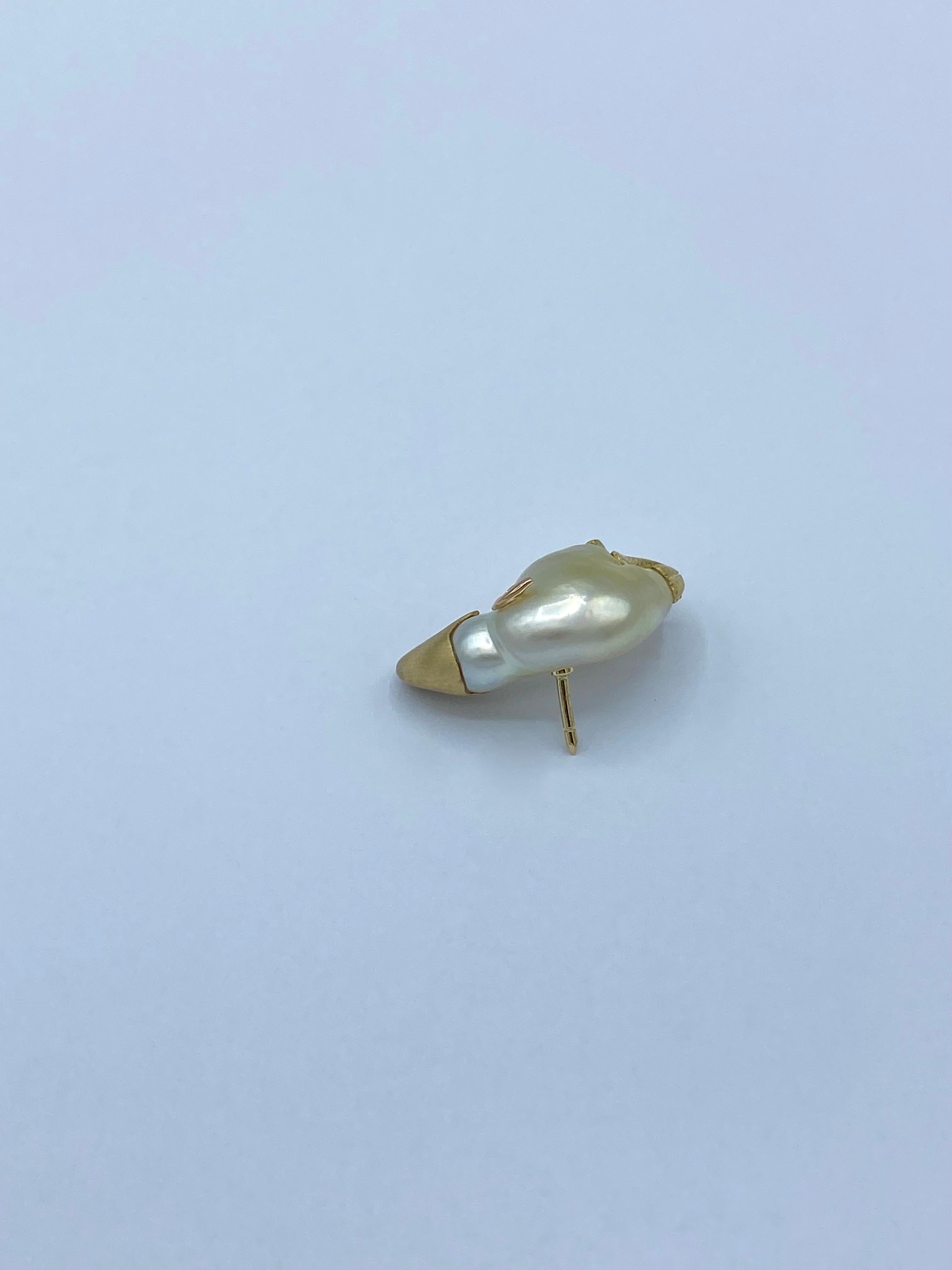 18Kt diamond and pearl keshi gold eagle jacket brooch For Sale 1