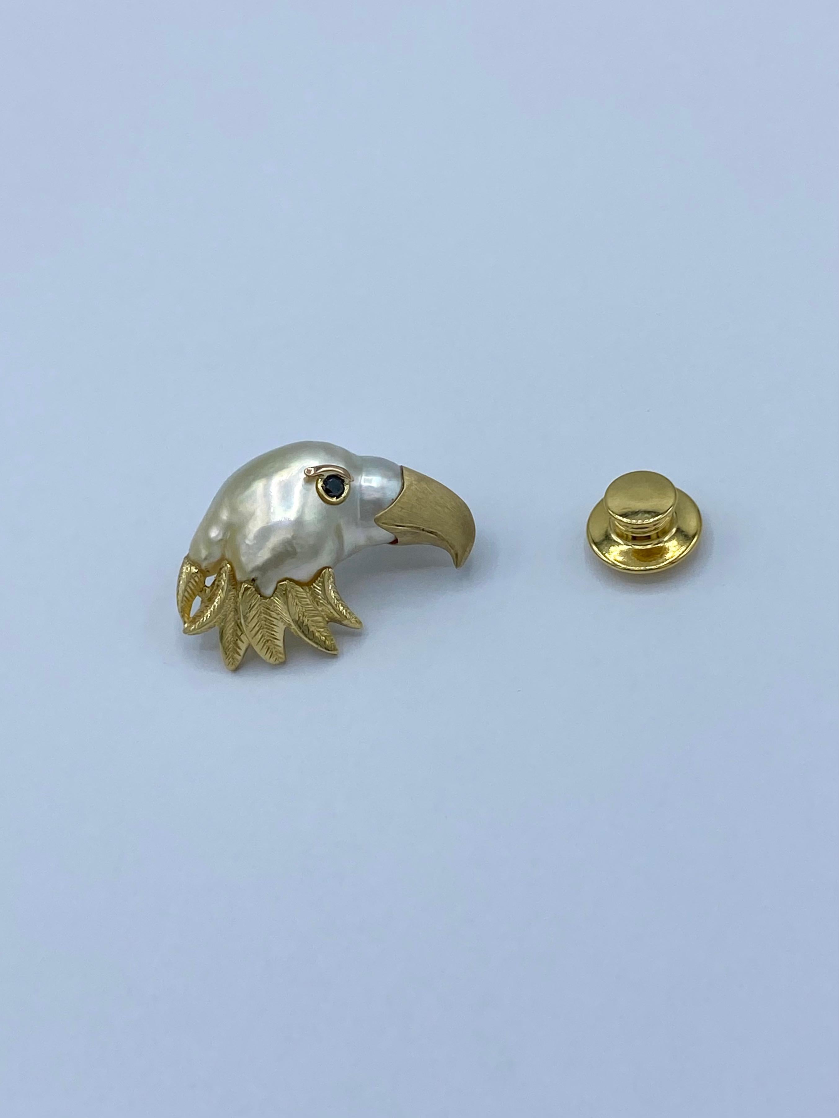 18Kt diamond and pearl keshi gold eagle jacket brooch For Sale 2