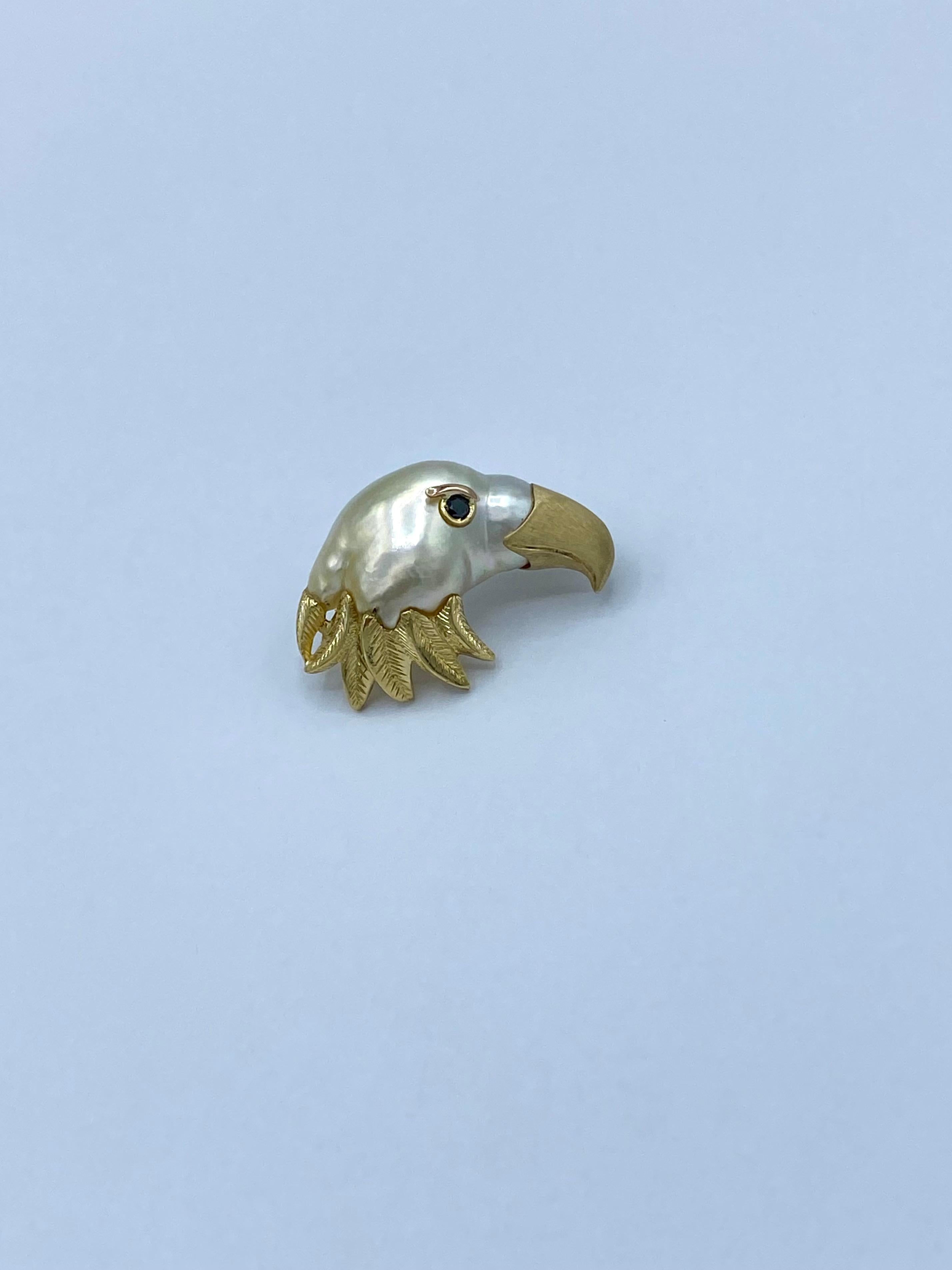 18Kt diamond and pearl keshi gold eagle jacket brooch For Sale 3