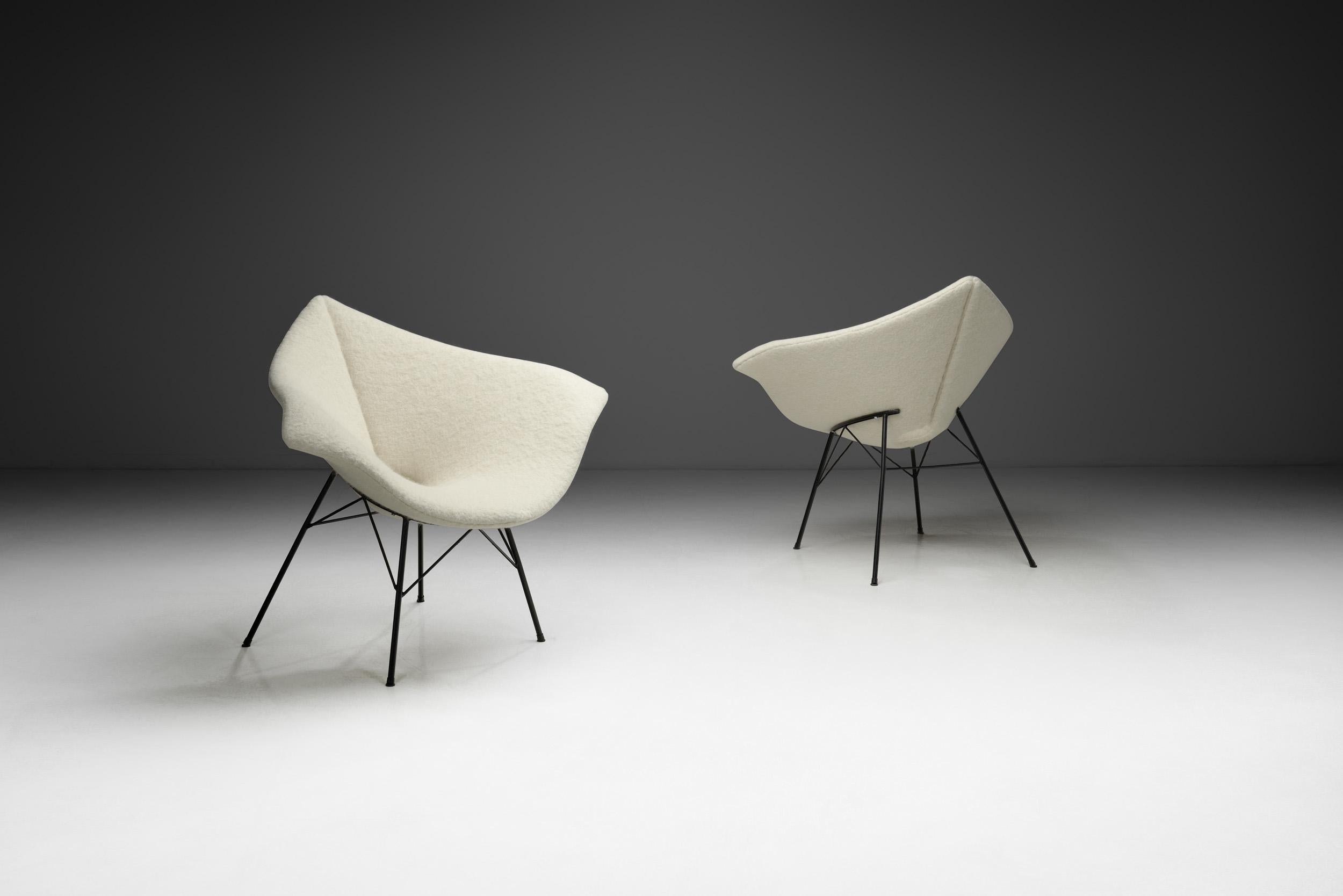 Les designers italiens de meubles du milieu du siècle sont connus pour être les maîtres des formes organiques élégantes. Des modèles de sièges comme cette paire ont été créés pour souligner l'esprit de renaissance du design de meubles d'après-guerre