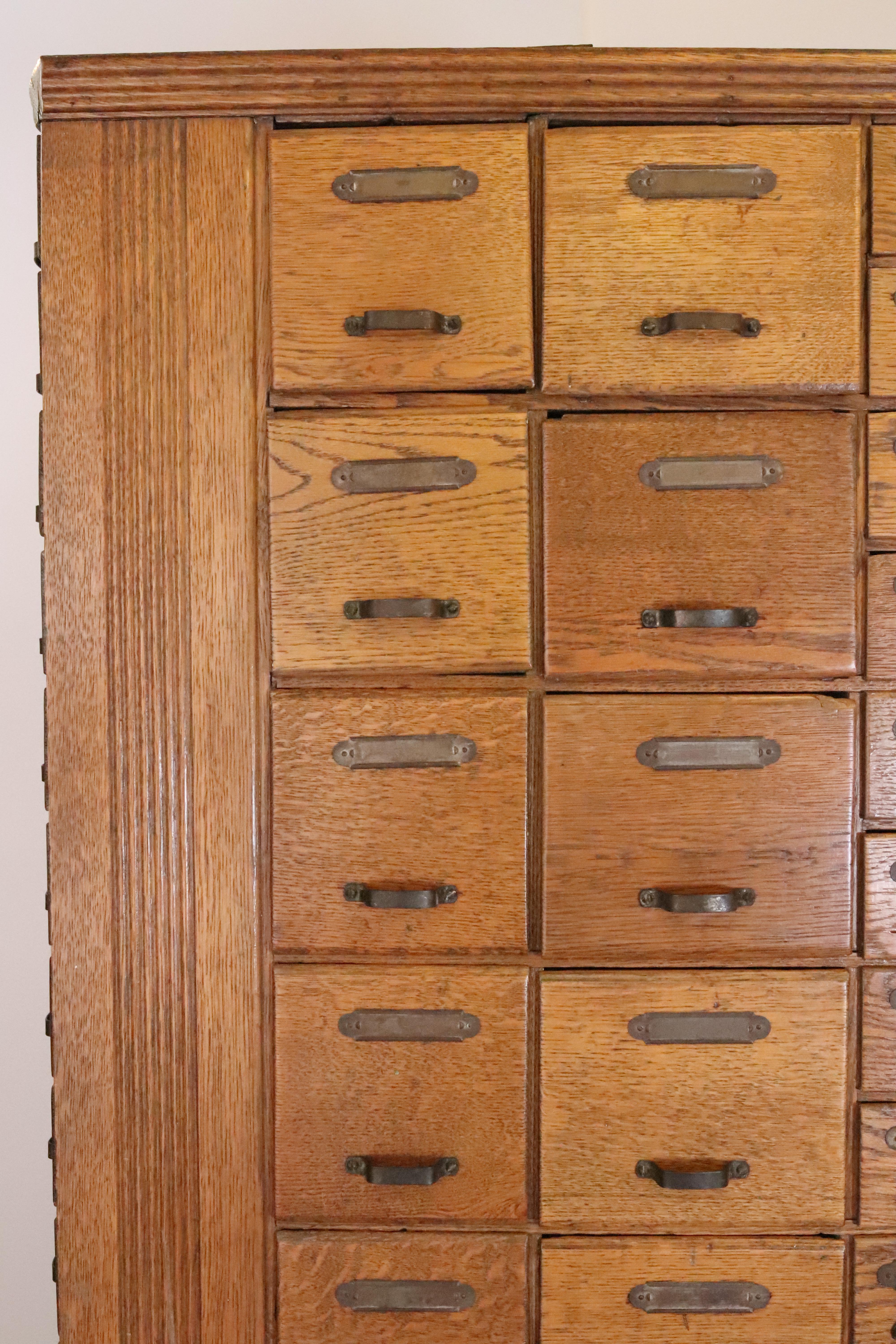 Legno A.R. Armadio a vite e bulloni Brown Perfection 130 Cassetti in vendita