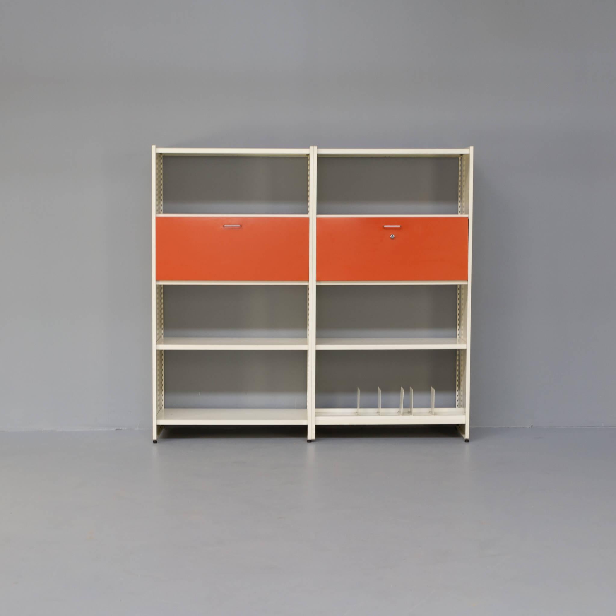 Modular metal storage furniture that could be assembled to the buyers own believe. It was modular to be chosen. The 5600 system improved and expanded the 663 storage furniture designed by Wim Rietveld in 1954. Model 5600 has been designed in 1959