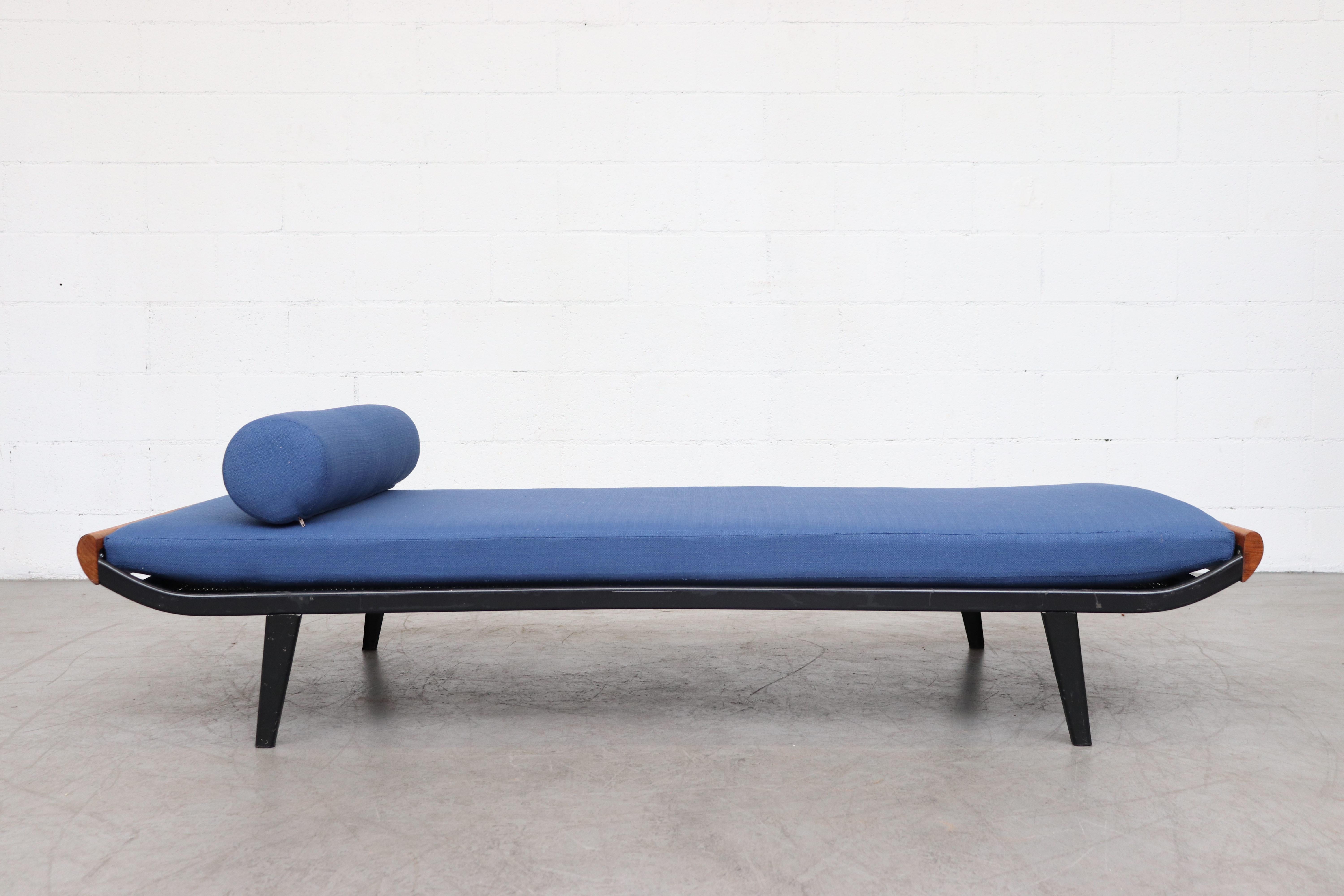 Gorgeous Cleopatra daybed by A.R. Cordemeyer for Auping, 1960s with teak ends, almost black enameled metal frame and 