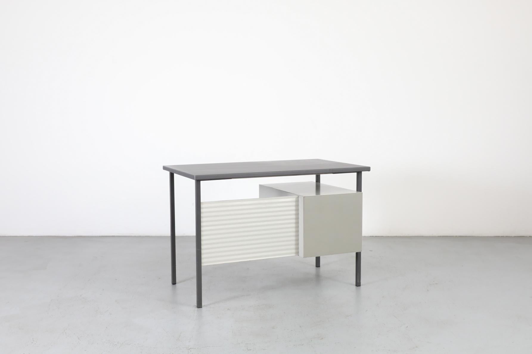 A.R. Cordemeyer für Gispen „3803“ Schreibtisch oder Schminktisch mit Linoleumplatte im Zustand „Gut“ im Angebot in Los Angeles, CA