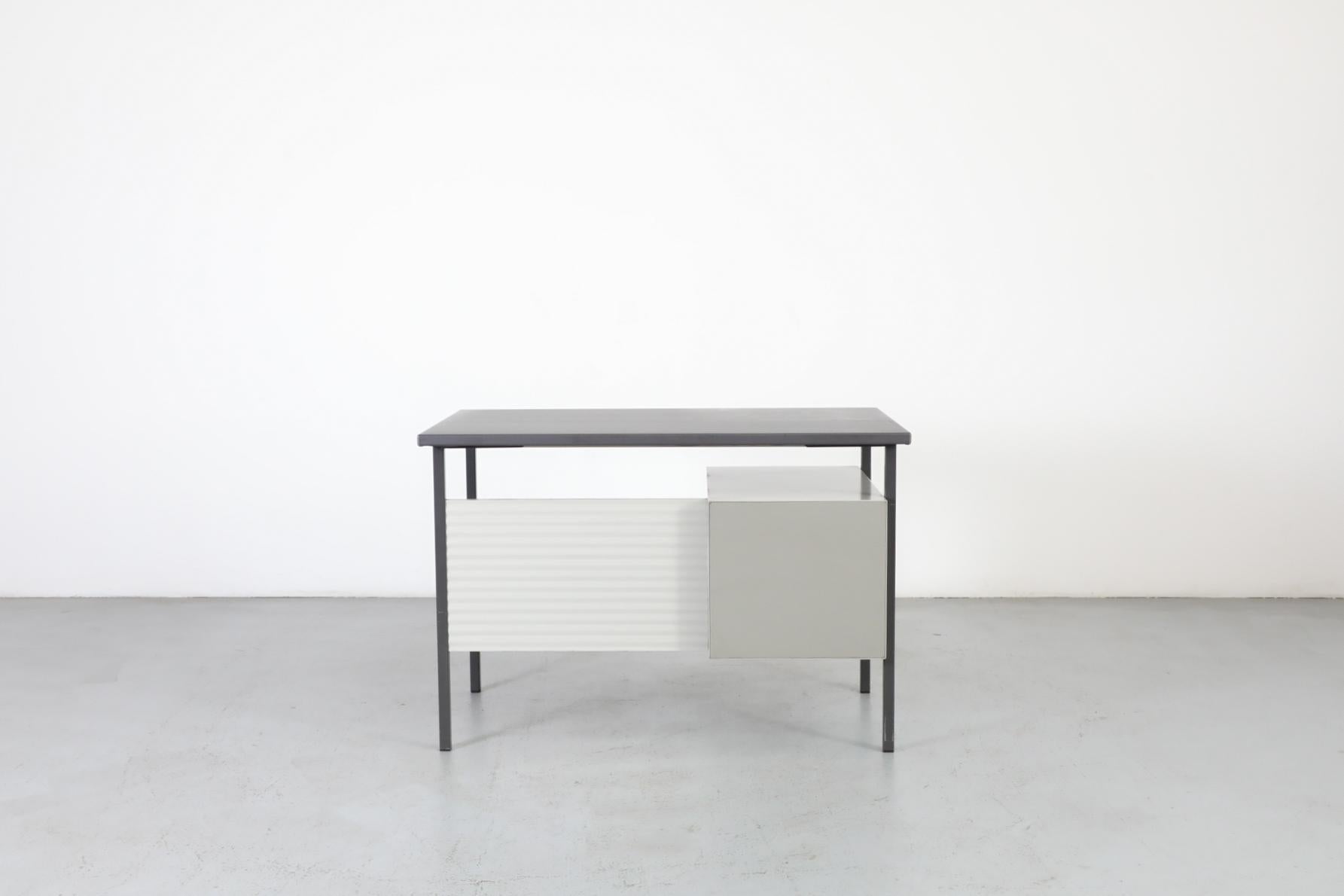 A.R. Cordemeyer für Gispen „3803“ Schreibtisch oder Schminktisch mit Linoleumplatte (20. Jahrhundert) im Angebot