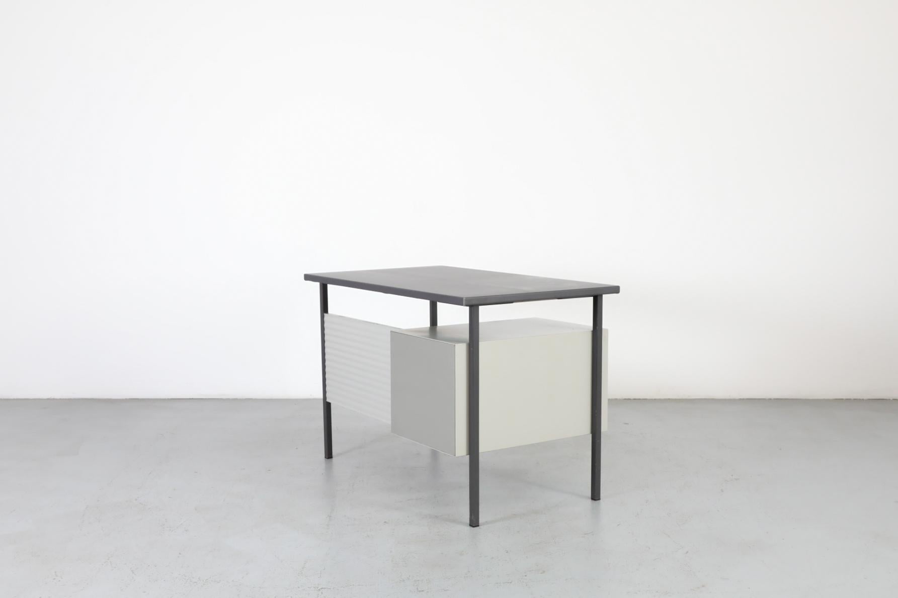 A.R. Cordemeyer für Gispen „3803“ Schreibtisch oder Schminktisch mit Linoleumplatte (Metall) im Angebot