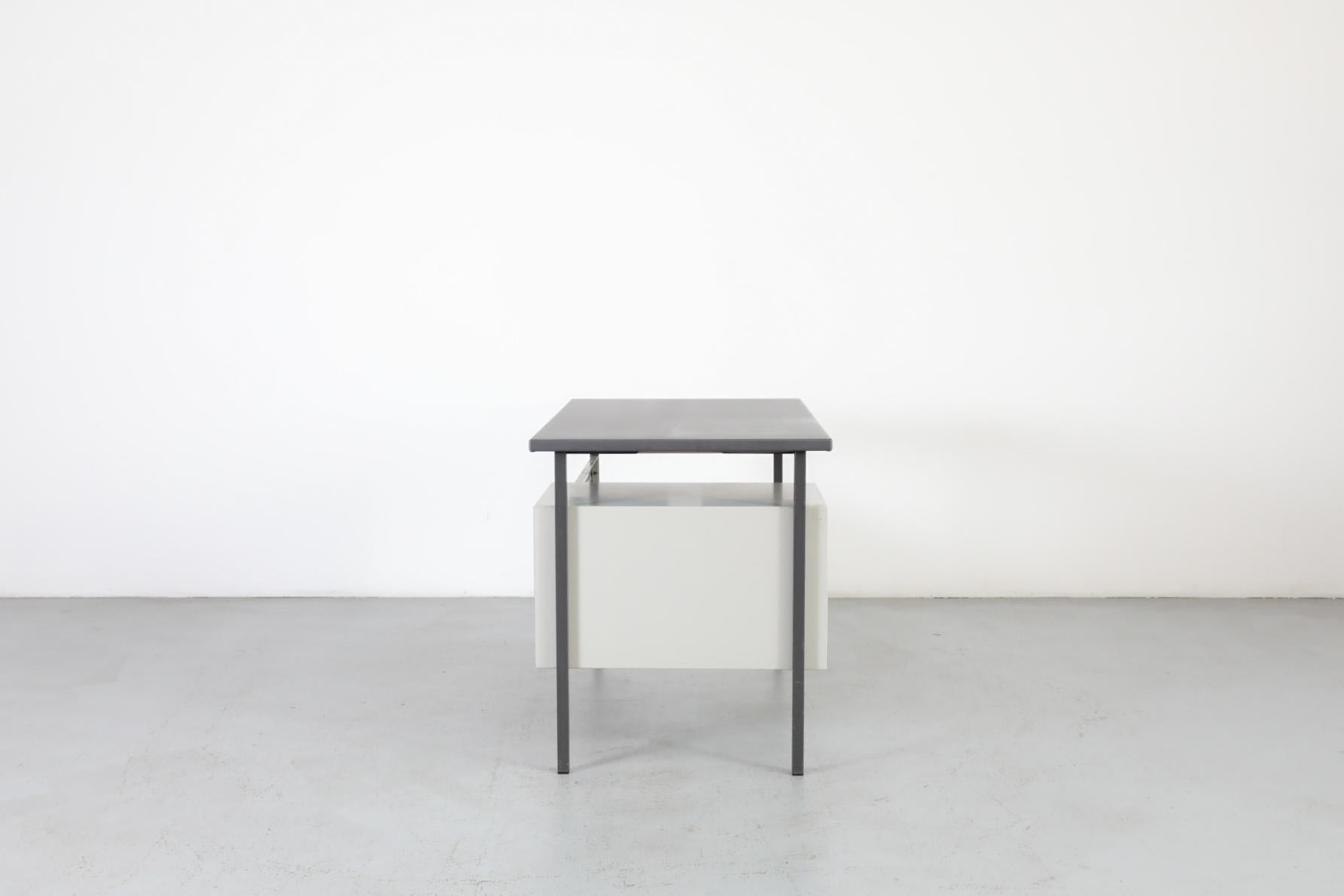 A.R. Cordemeyer für Gispen „3803“ Schreibtisch oder Schminktisch mit Linoleumplatte im Angebot 1