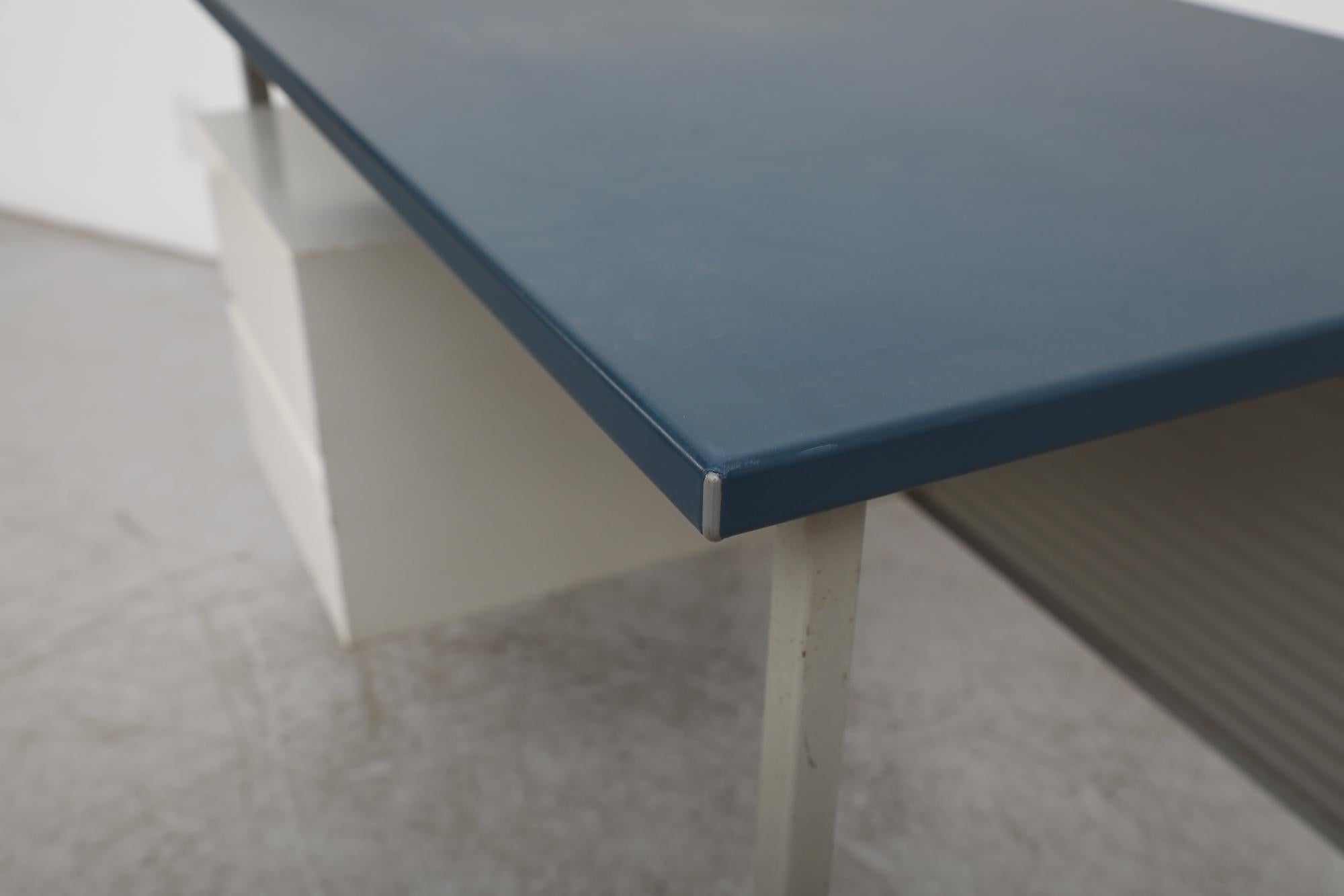 Schreibtisch 3803 von A.R Cordemeyer für Gispen in Weiß & Grau mit blauer Linoleum-Platte im Angebot 3