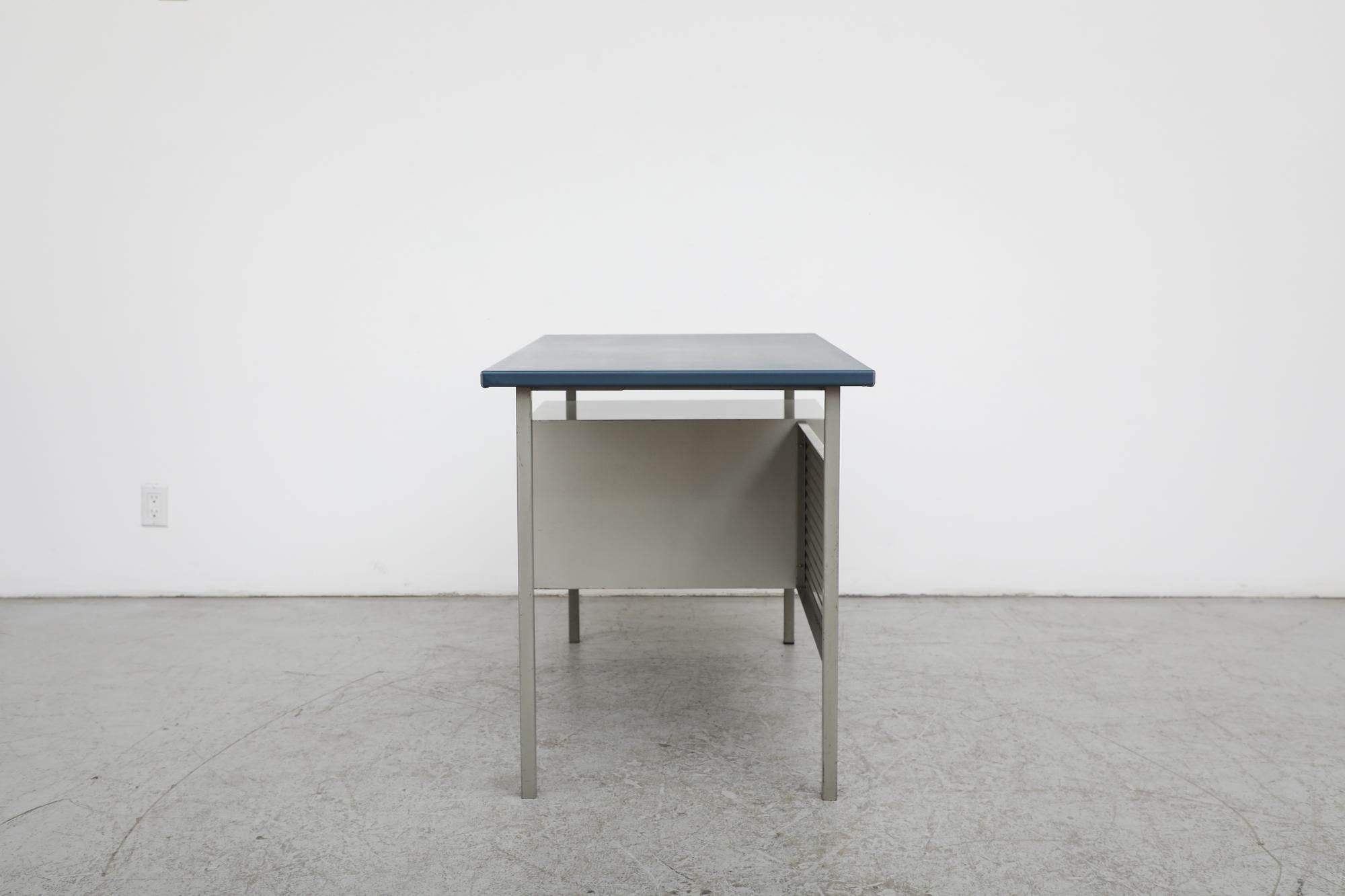 Bureau blanc et gris A.R Cordemeyer pour Gispen 3803 avec plateau en linoléum bleu en vente 5