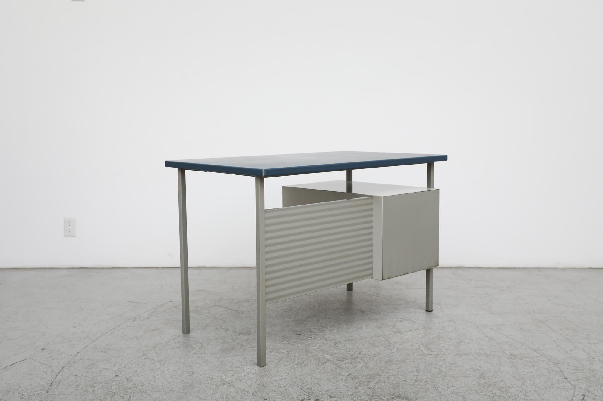 Schreibtisch 3803 von A.R Cordemeyer für Gispen in Weiß & Grau mit blauer Linoleum-Platte im Angebot 6