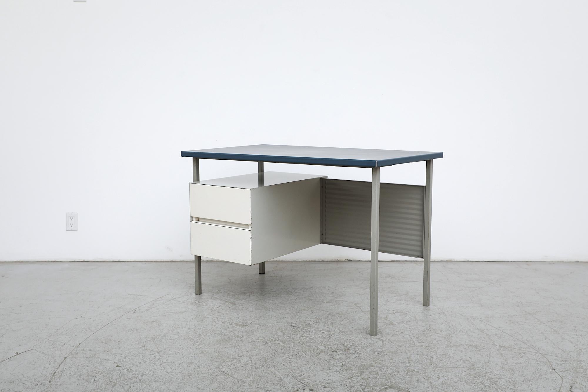 Schreibtisch 3803 von A.R Cordemeyer für Gispen in Weiß & Grau mit blauer Linoleum-Platte im Angebot 11