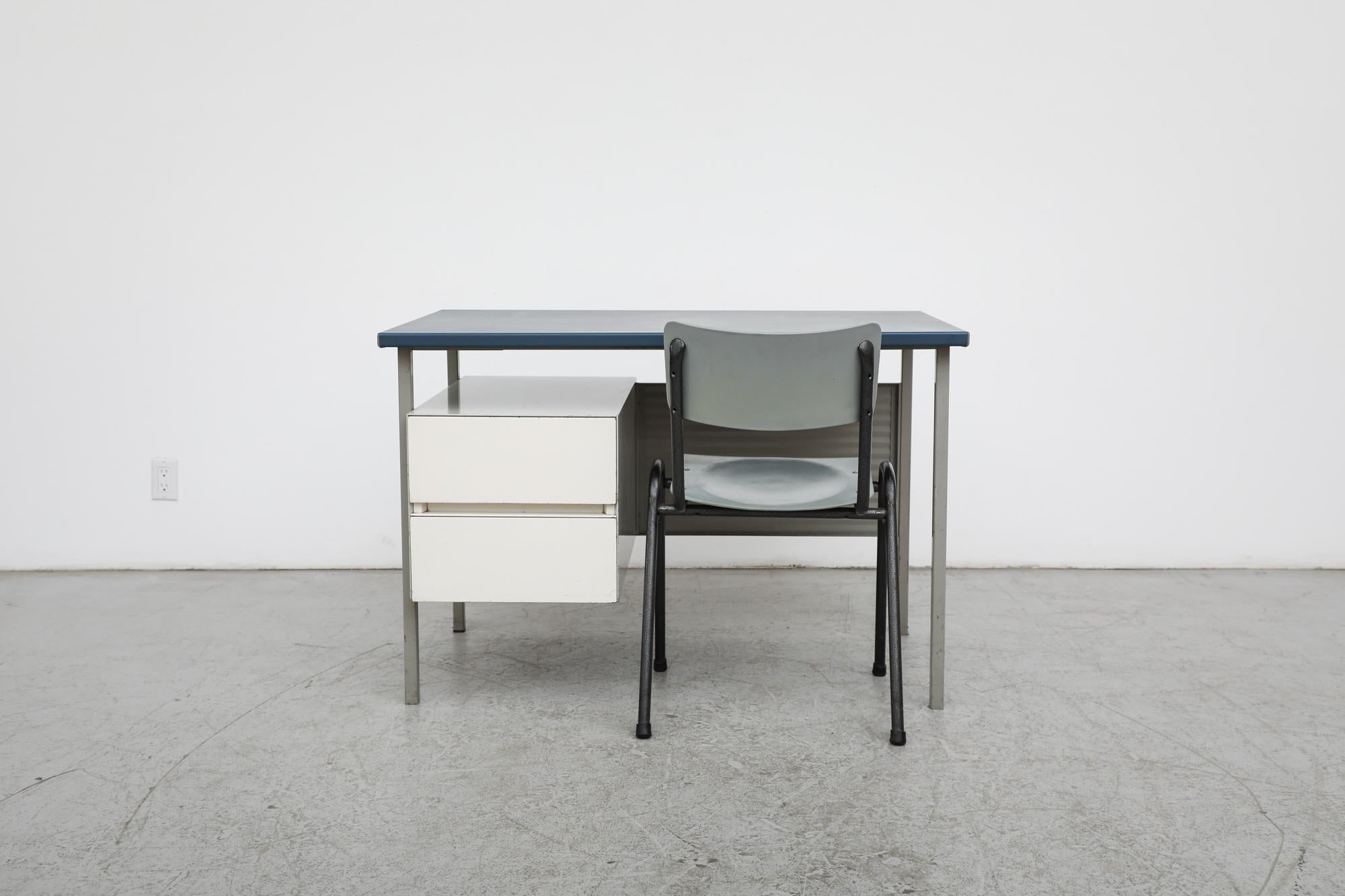 Bureau gris émaillé du milieu du siècle, conçu par le designer A. R Cordemeyer pour le célèbre fabricant néerlandais Gispen. Ce bureau des années 1960 comporte un meuble blanc à deux tiroirs, un pare-vue en métal et un plateau en linoléum bleu. En