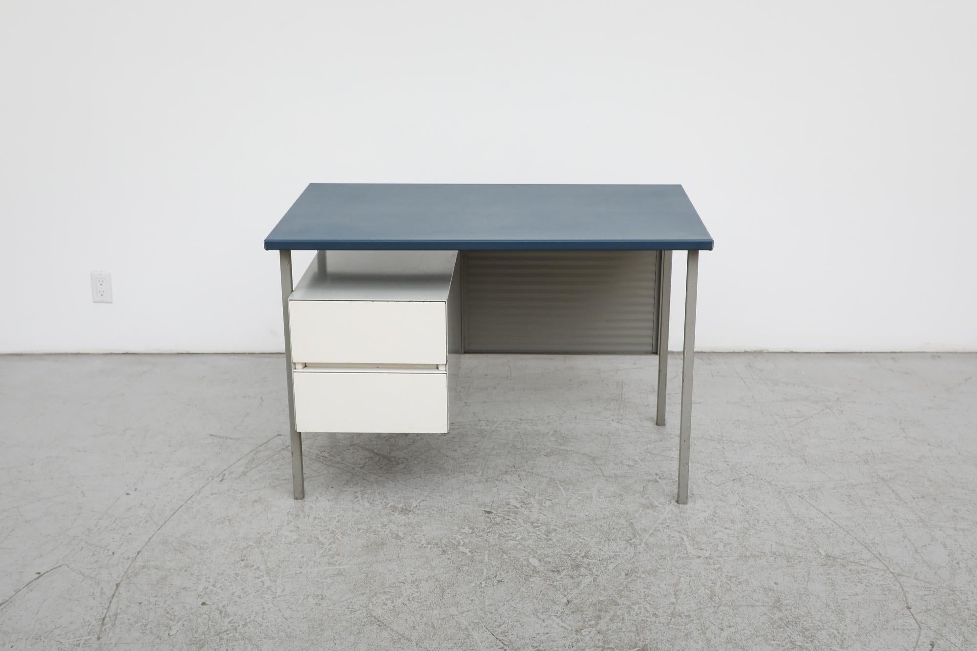 Émaillé Bureau blanc et gris A.R Cordemeyer pour Gispen 3803 avec plateau en linoléum bleu en vente