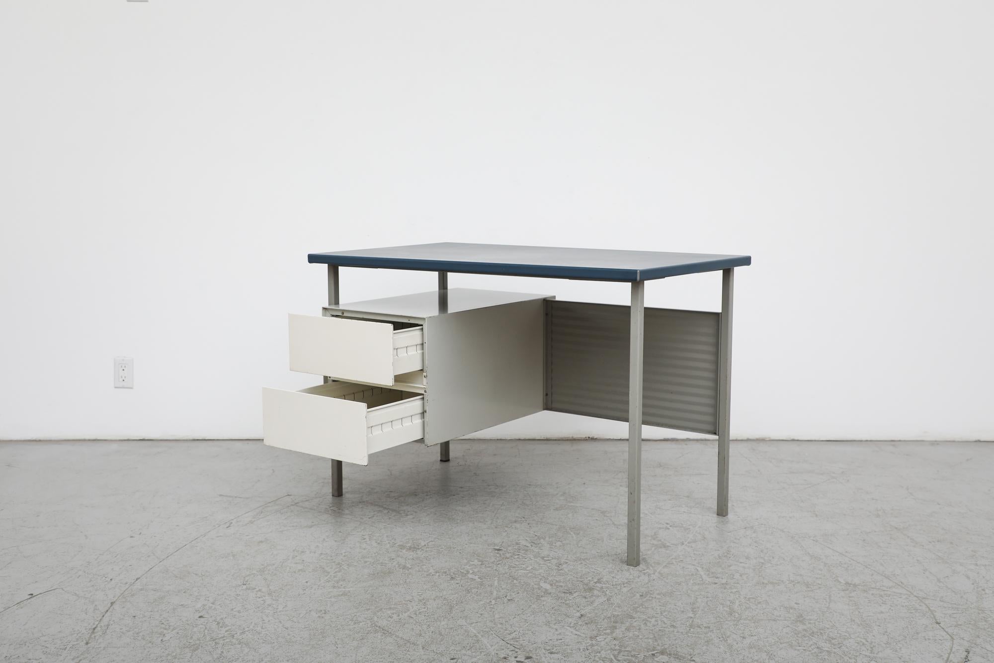 Milieu du XXe siècle Bureau blanc et gris A.R Cordemeyer pour Gispen 3803 avec plateau en linoléum bleu en vente